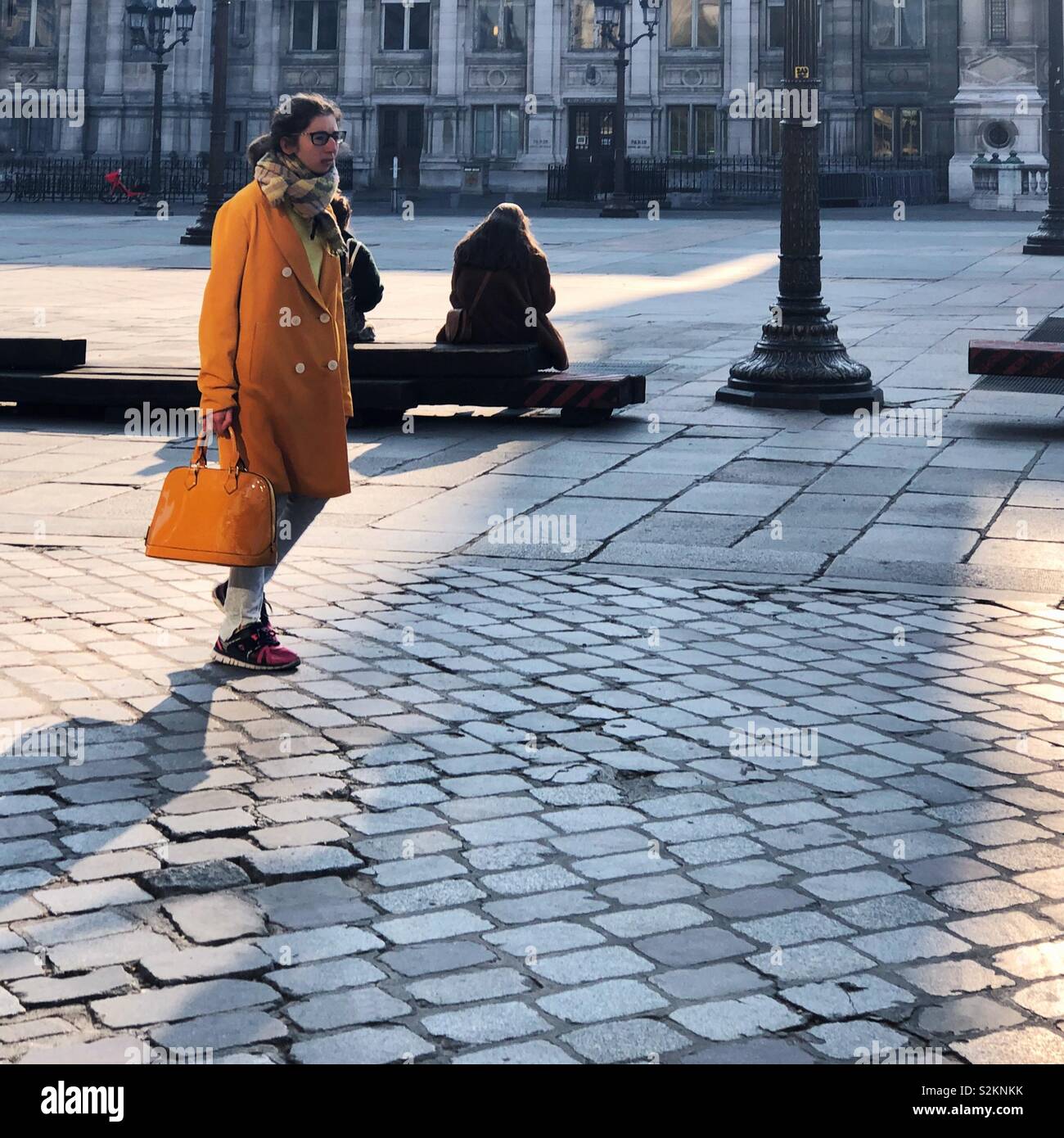 Street fashion in Paris - Smartphone-aufgenommenes Stockfoto