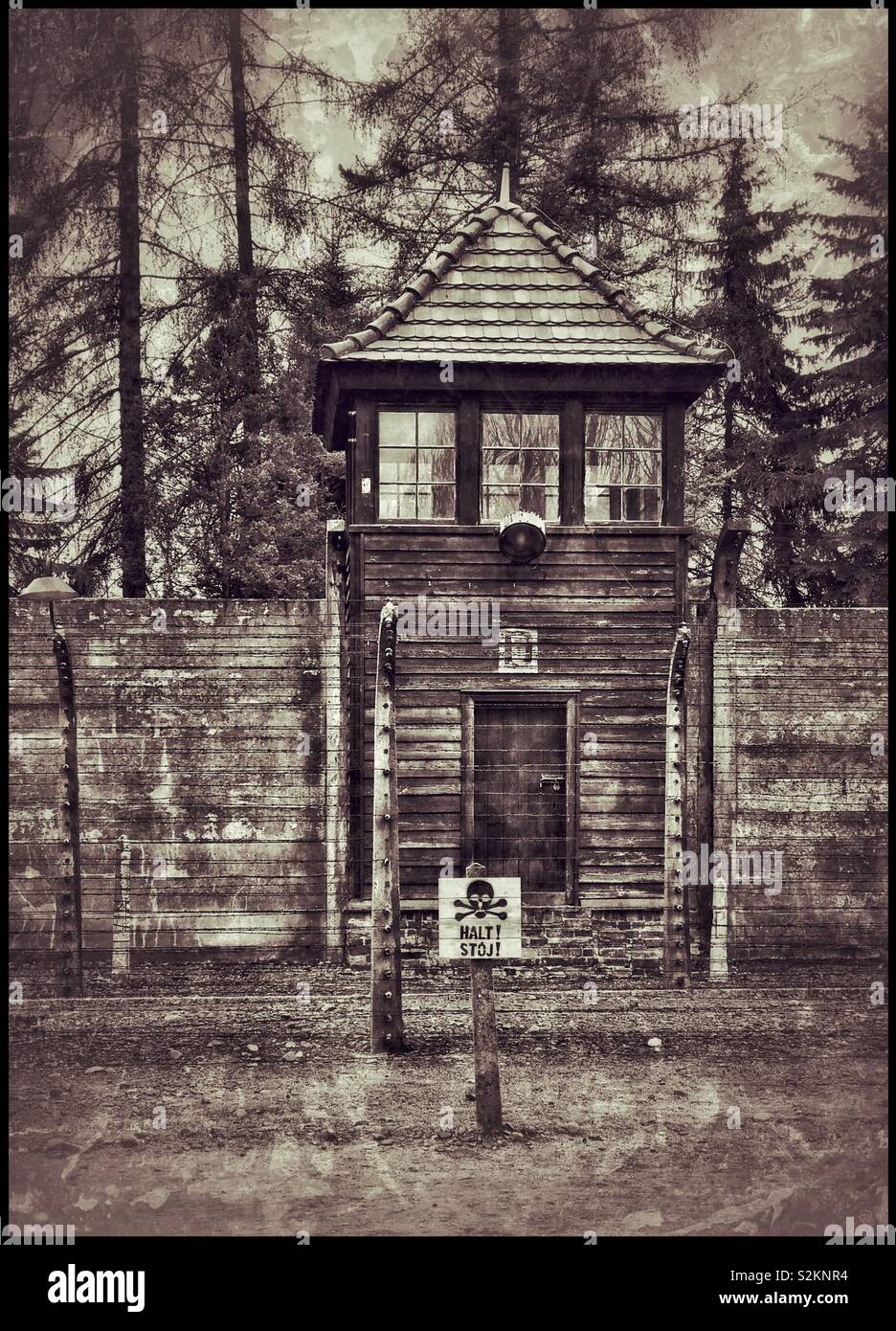 Ein grunge Effekt Bild von 1 der Wachtürme und der elektrischen Zaun an der NS-Konzentrationslager Auschwitz in Polen. Eine Website von Massenmord während WW 2. Jetzt ein Memorial Museum & Weltkulturerbe. Stockfoto