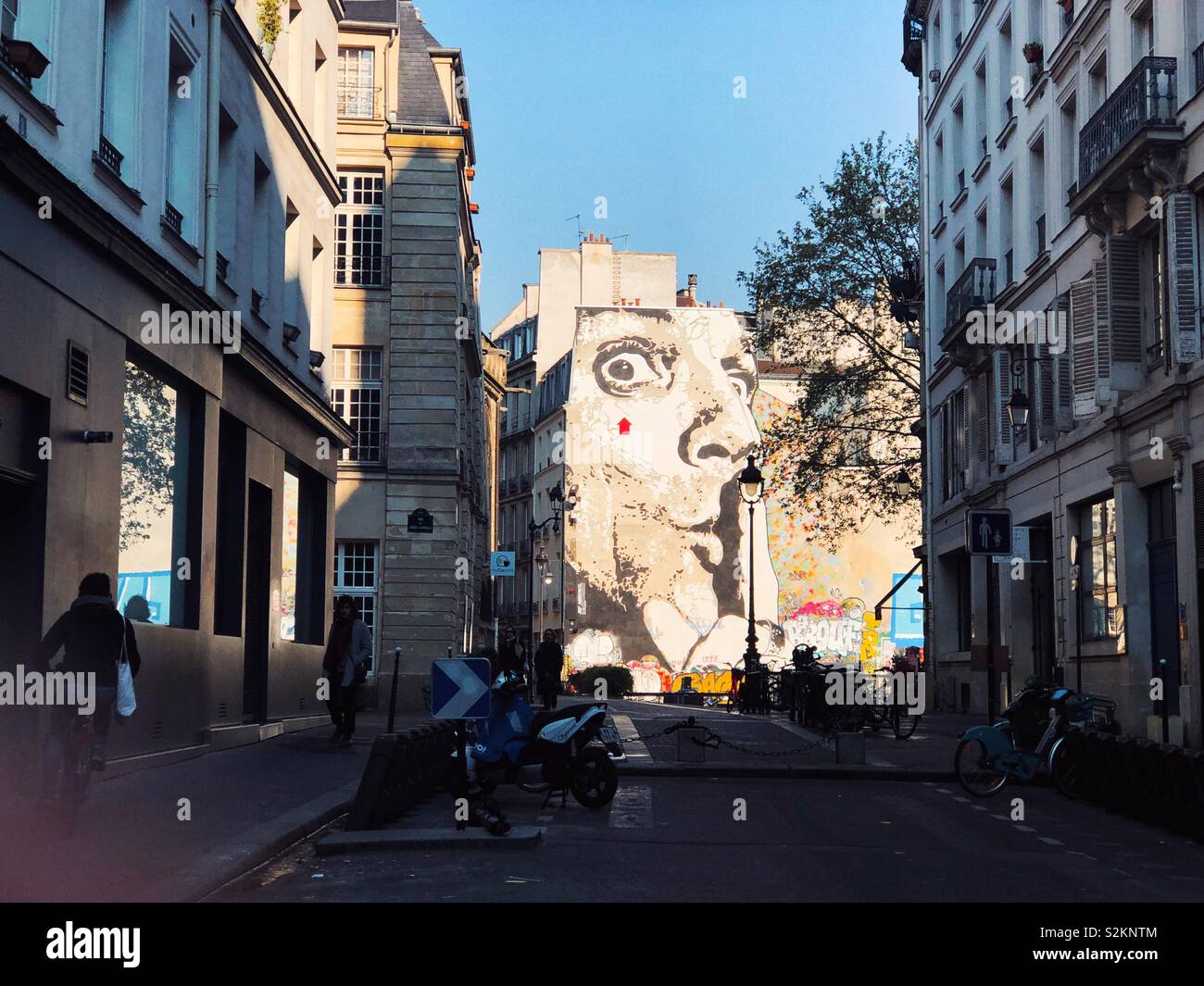 Großes Wandgemälde auf einem Gebäude in der Nähe von Les Halles in Paris. Stockfoto