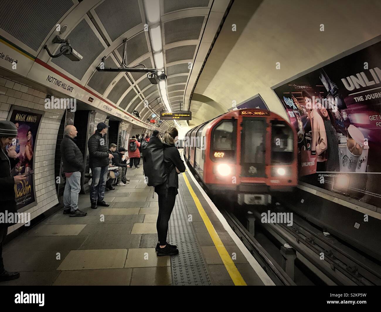 Ein Zug nähert sich die Plattform in Notting Hill Gate U-Bahn-Station. Stockfoto