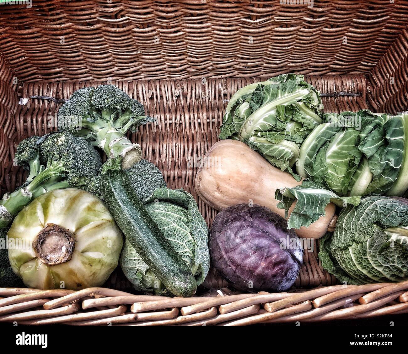Auswahl von frischem Gemüse in einem Weidenkorb. Stockfoto