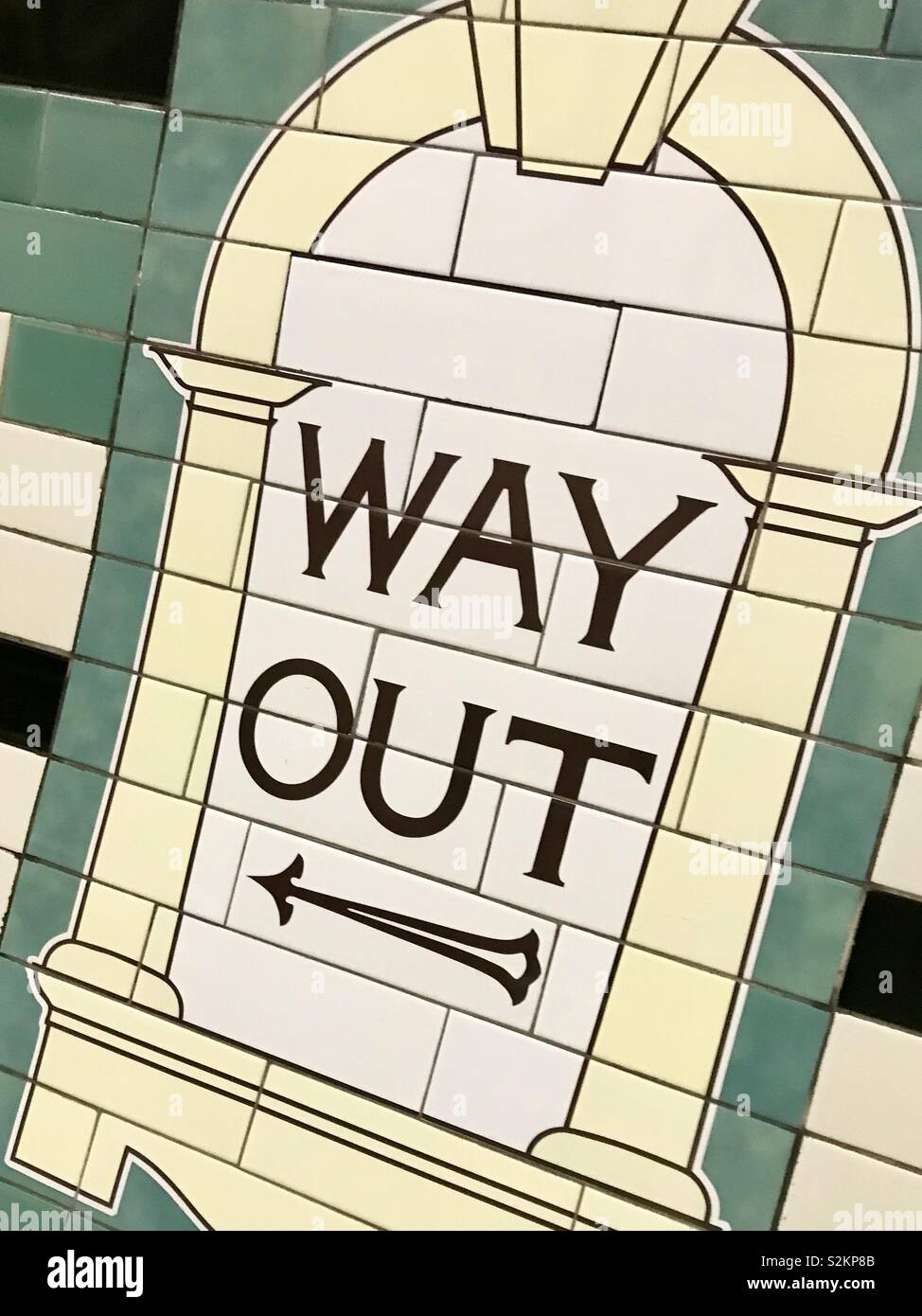 'Ausweg' Zeichen von Fliesen in der U-Bahn-Station Russell Square gemacht Stockfoto