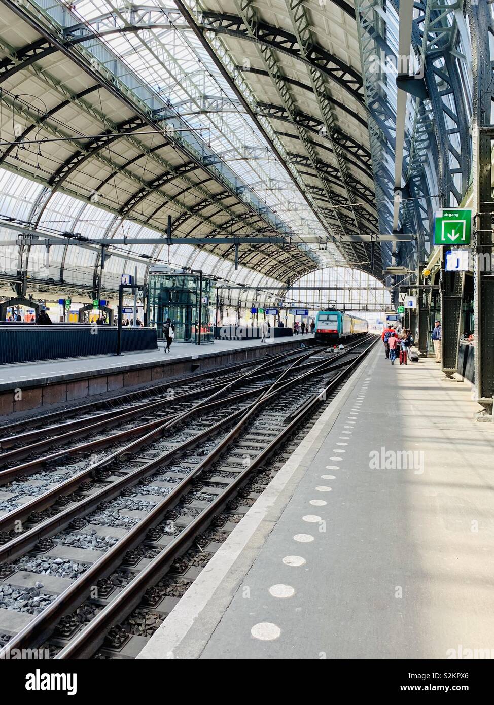 Amsterdam, Niederlande, 12. April 2019: Zug nähert sich Plattform 15, Hauptbahnhof. - Smartphone-aufgenommenes Stockfoto