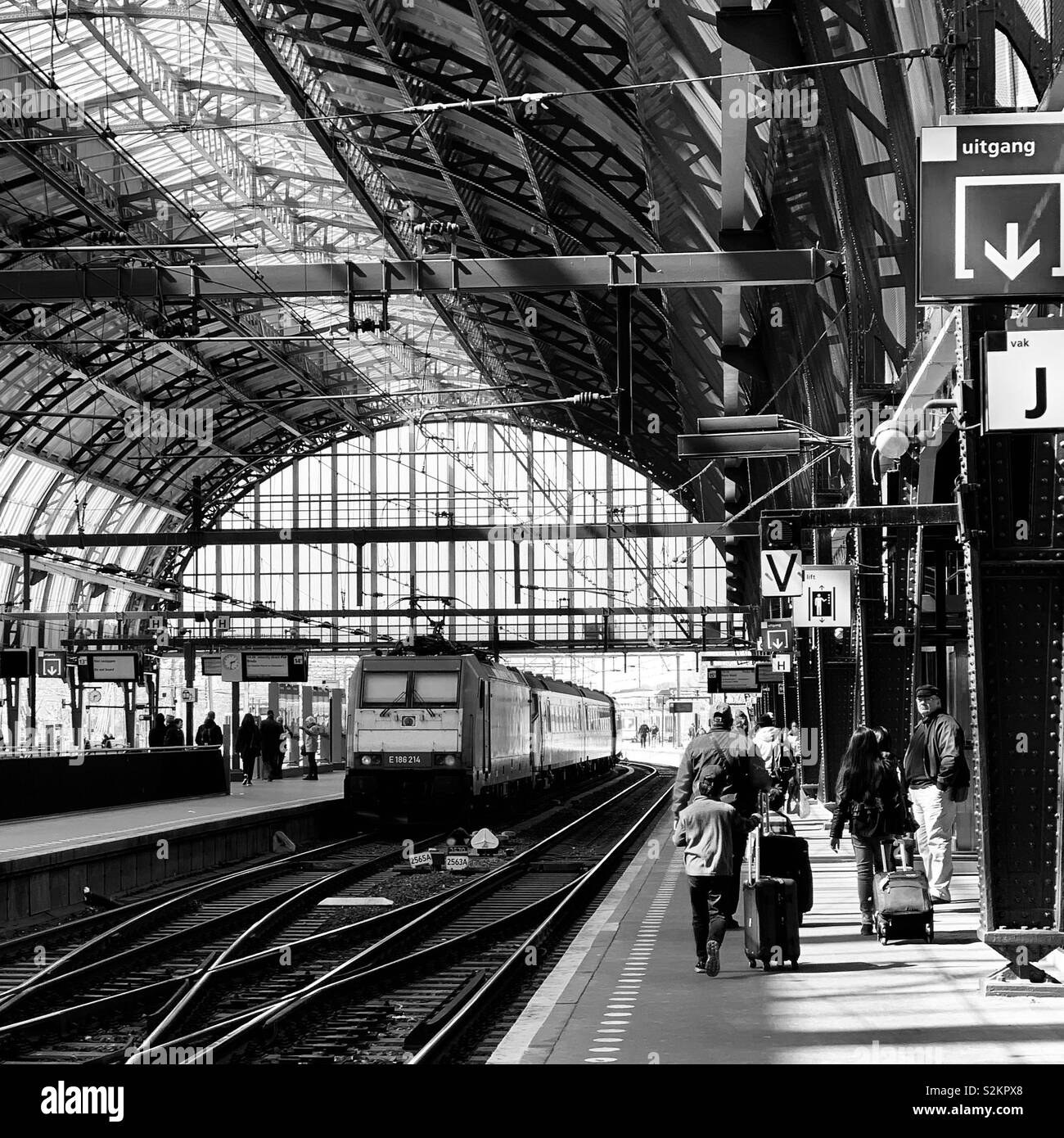 Amsterdam, Niederlande, 12. April 2019: Zug aproaches Plattform 15, Hauptbahnhof. - Smartphone-aufgenommenes Stockfoto