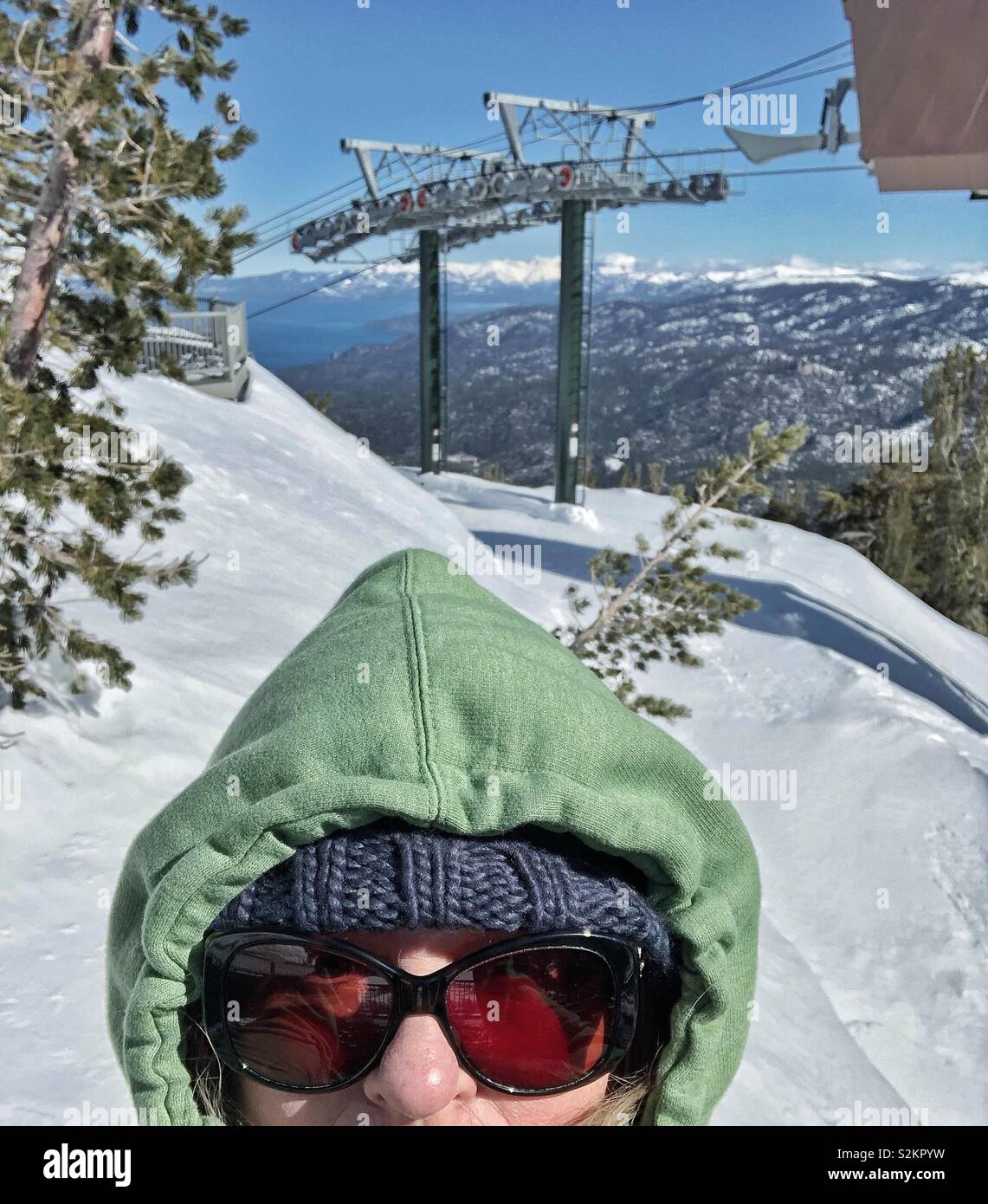 Die Frauen, die eine selfie während der Aufnahme den Snowy Mountains in Lake Tahoe, Kalifornien Stockfoto