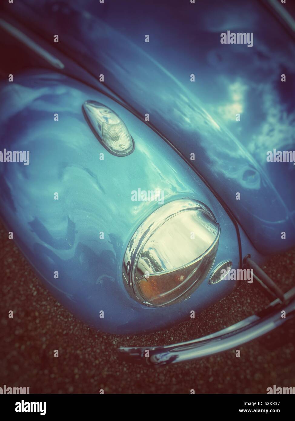 Blue vintage Volkswagen Käfer Kotflügel und Scheinwerfer - Smartphone-aufgenommenes Stockfoto