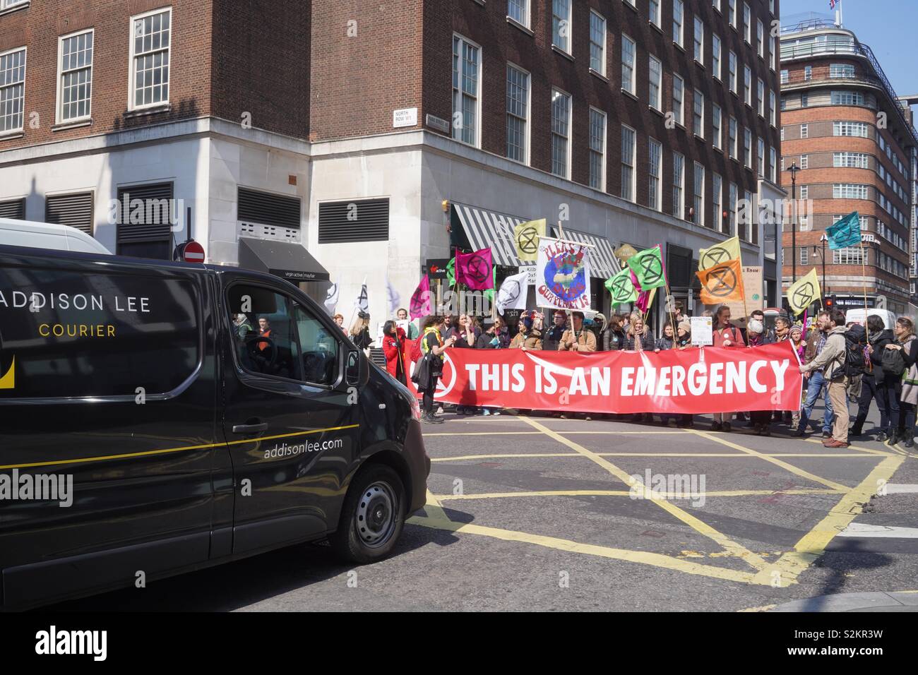 Klimawandel Demonstranten, Aussterben Rebellion, übernahm heute Marble Arch Aktion der britischen Regierung über den Klimawandel zu verlangen. Blockierten sie Straßen und verhindert die Autos aus. Stockfoto