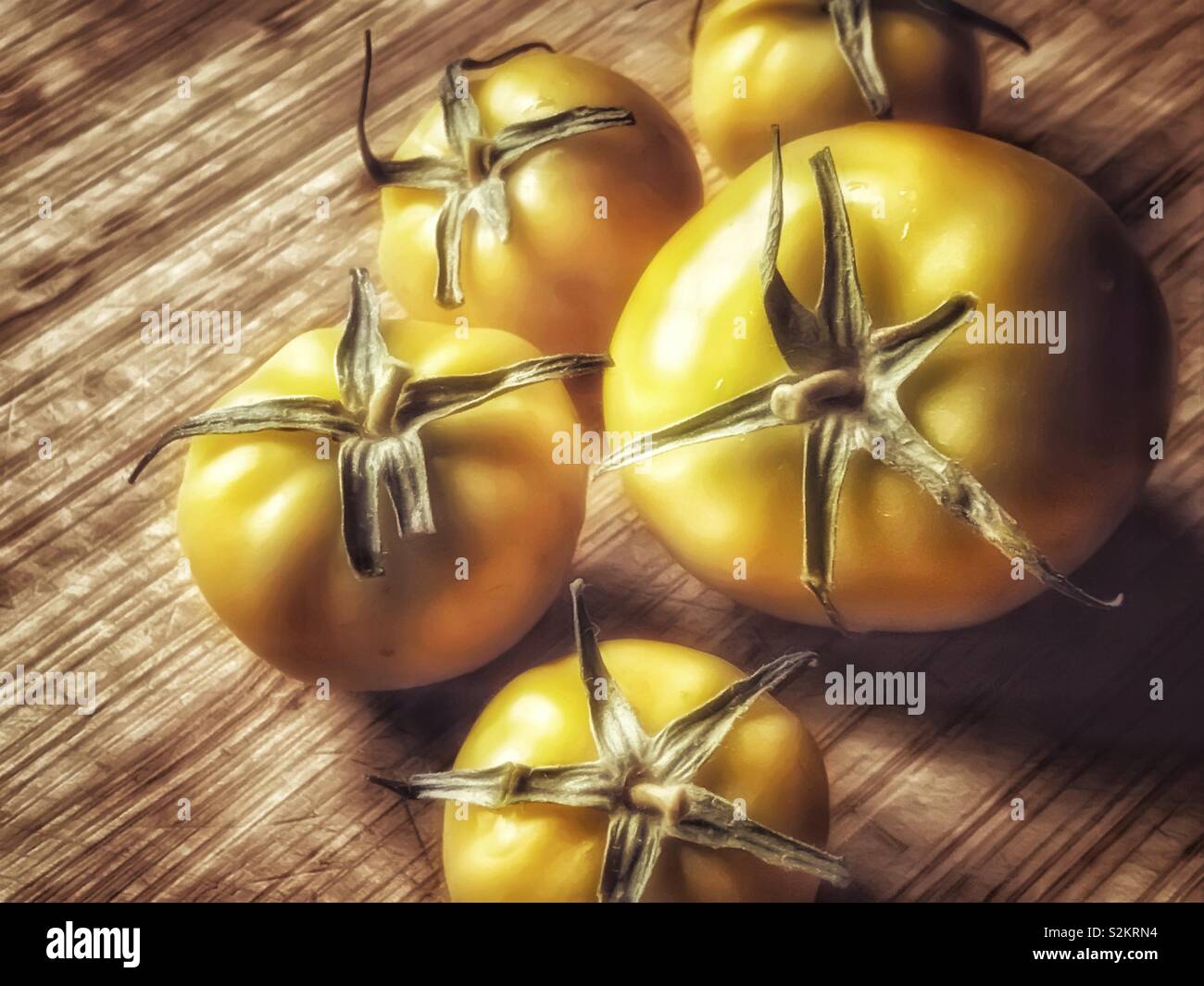 Frische Tomaten auf einem Holzbrett - Smartphone-aufgenommenes Stockfoto