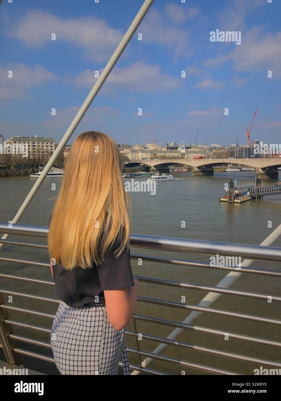 Mädchen mit Blick auf die Themse. Stockfoto