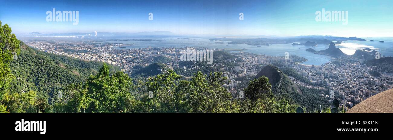 Panoramablick auf Rio de Janeiro von Corcovado. Stockfoto