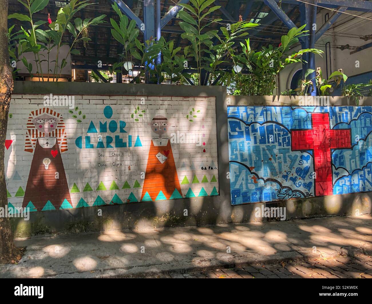 Urban Street Art in einer Nachbarschaft in Rio de Janeiro, Brasilien. - Smartphone-aufgenommenes Stockfoto