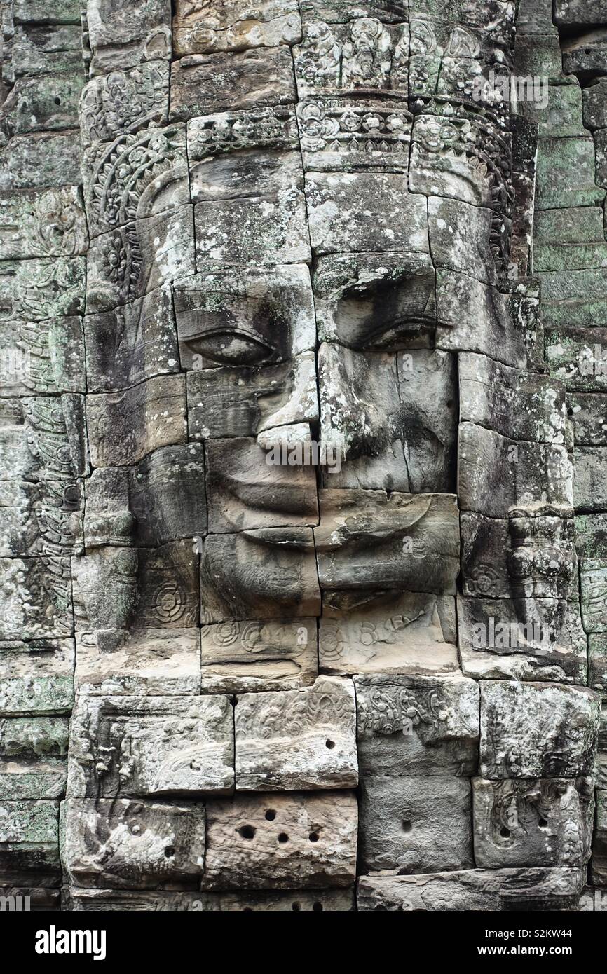 Gesichter von Angkor. Teil einer heiligen Tempel in Angkor: Schöne alte Stein. Das Lächeln der Khmer Stockfoto
