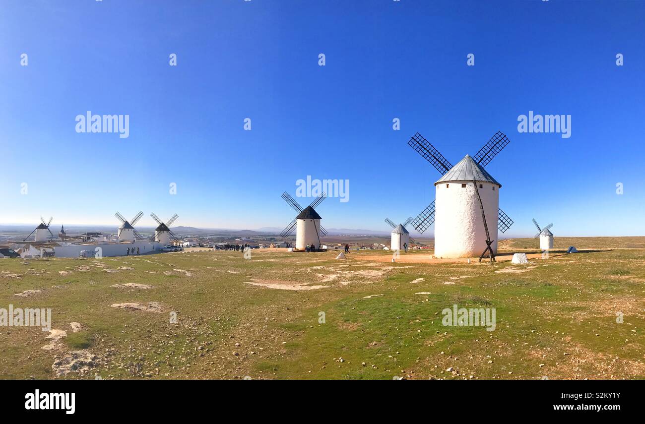 Windmühlen, Panoramaaussicht. Alcázar de San Juan, Spanien. Stockfoto