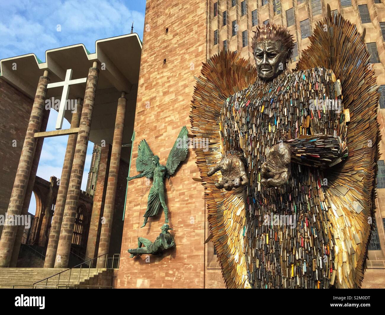 Messer Engel Skulptur außerhalb der Kathedrale von Coventry. Von Alfie Bailey als Mahnmal gegen Gewalt und Aggression ausgelegt. Es stehen 27 ft 8 m groß ist von 100.000 Blades in Polizei übergeben werden Stockfoto