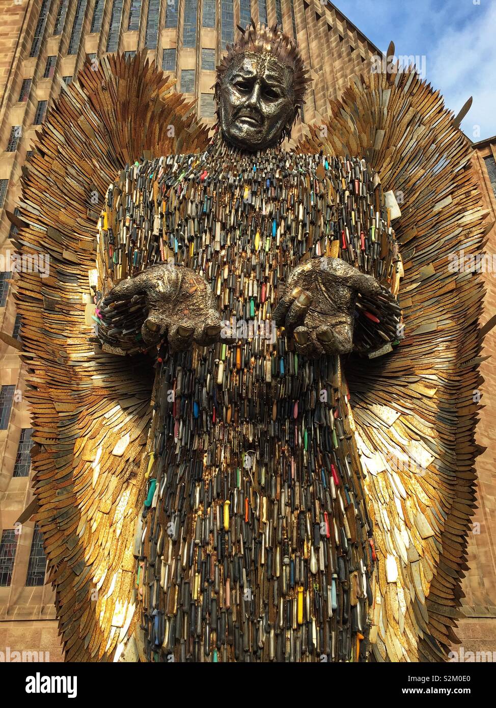 Messer Engel Skulptur außerhalb der Kathedrale von Coventry. Von Alfie Bailey als Mahnmal gegen Gewalt und Aggression ausgelegt. Es stehen 27 ft 8 m groß ist von 100.000 Blades in Polizei übergeben werden Stockfoto