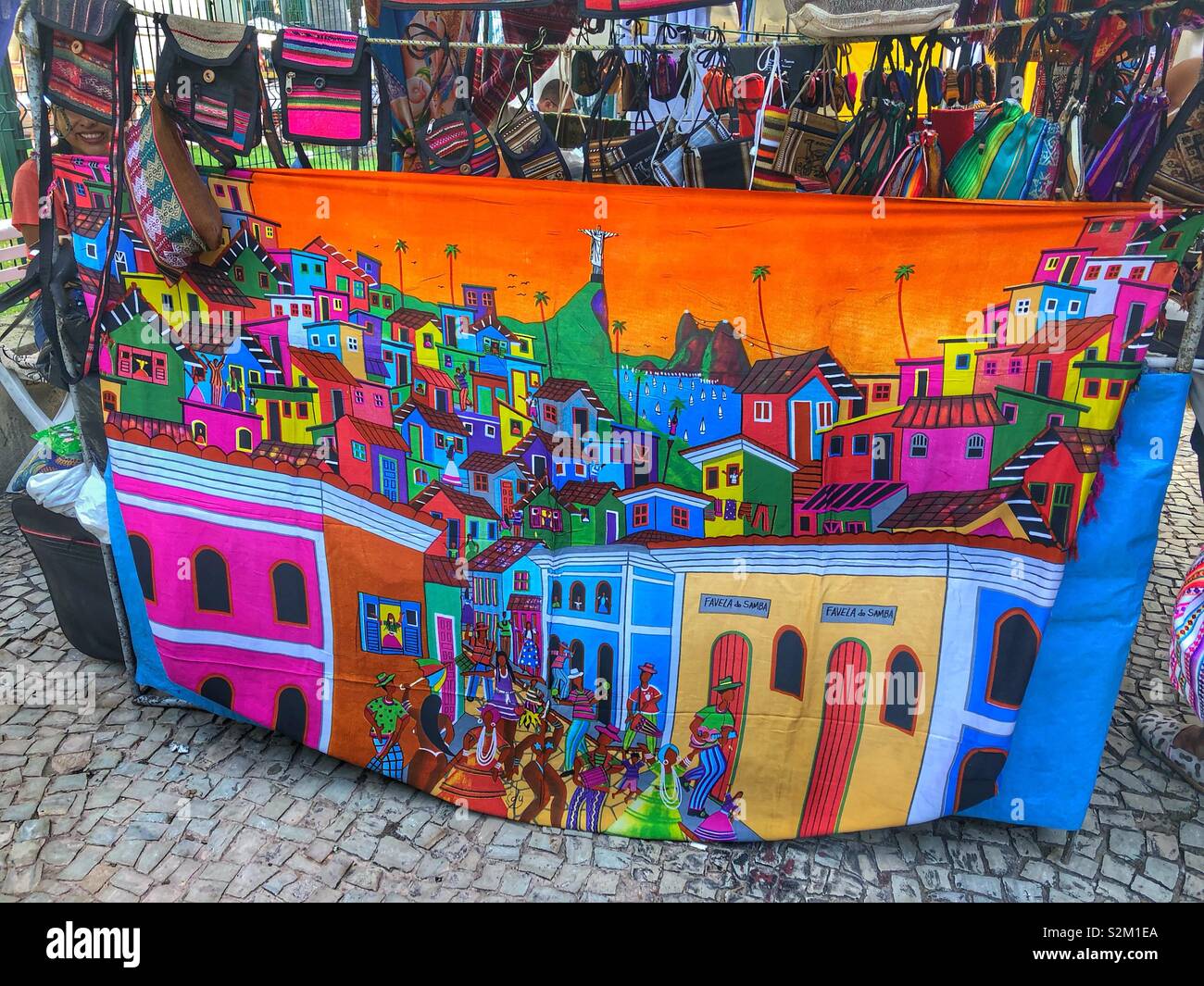 Eine mehrfarbige Szene von Rio de Janeiro gedruckt auf Stoff an einer im Markt in der Nähe von Ipanema. Stockfoto