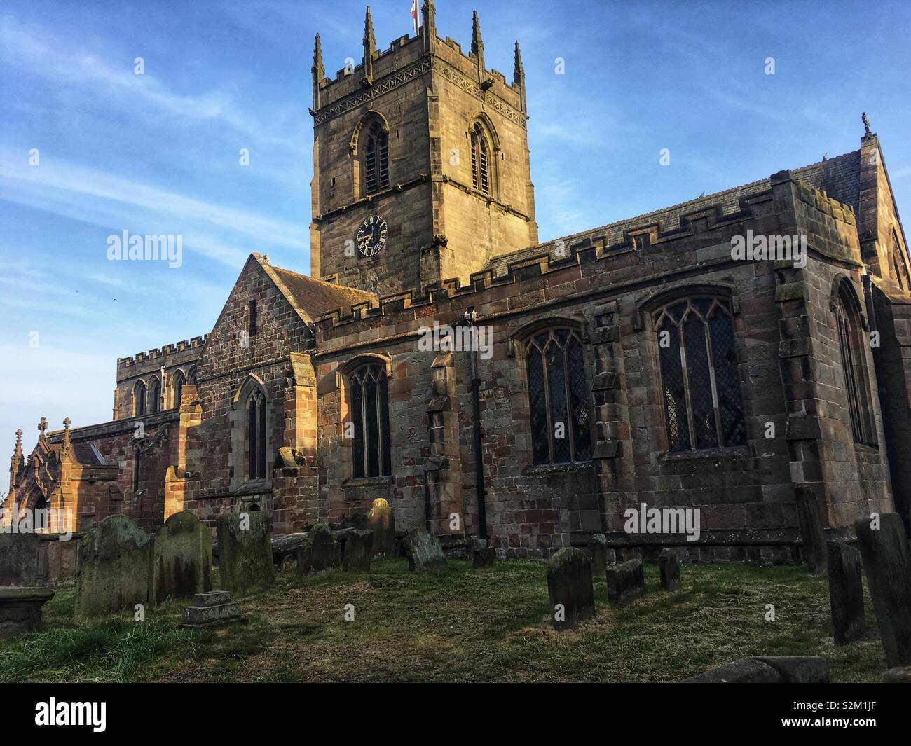 Normannische Kirche mit Turm im Gnosall, Staffordshire Stockfoto