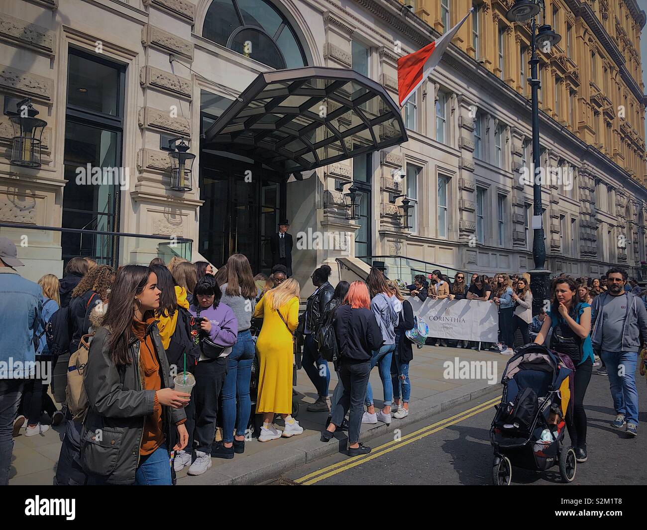 Massen von Fans außerhalb der Corinthia Hotel, warten, um zu sehen, ob pop Sänger, Shawn Mendes kommen Stockfoto