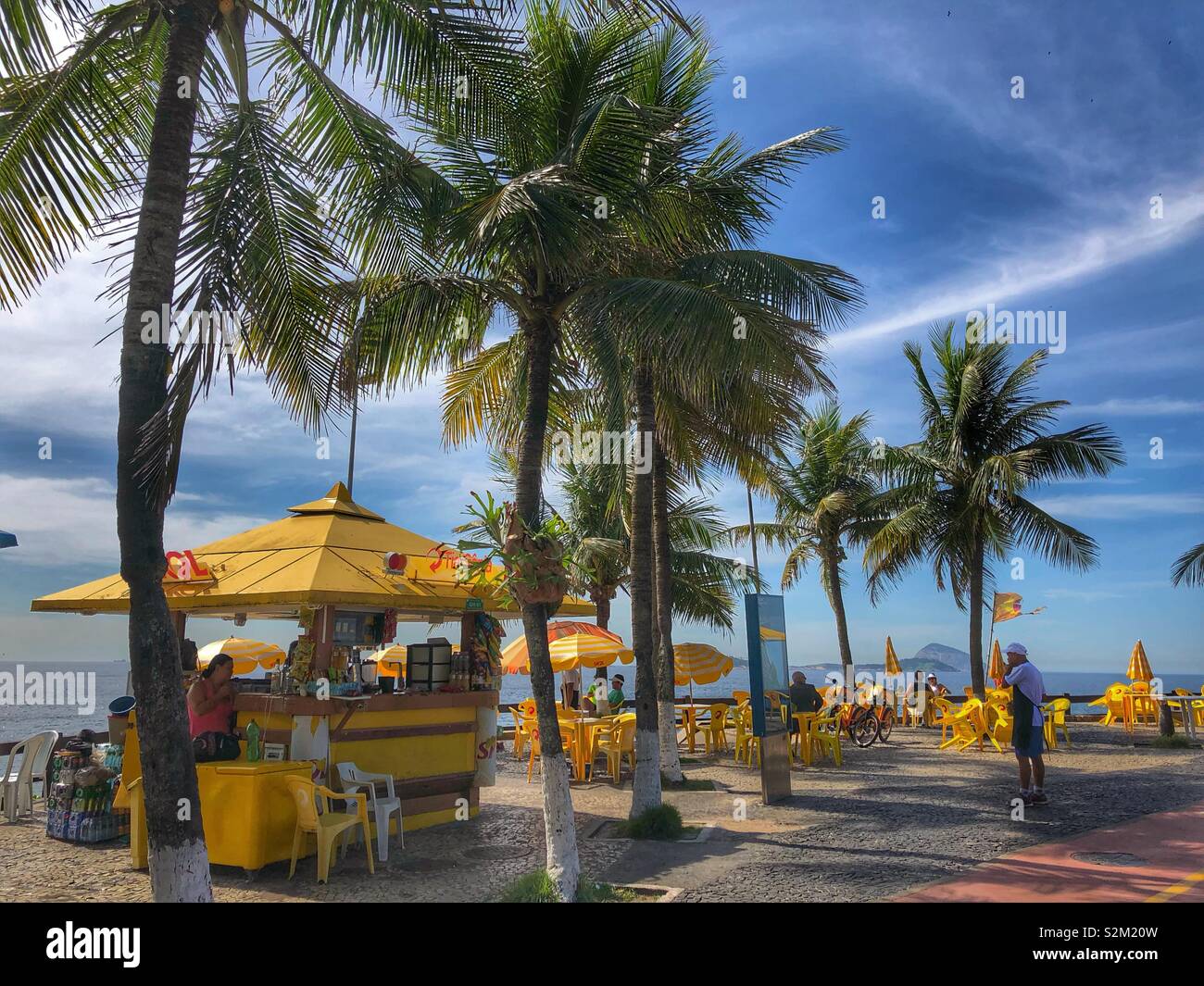 Outdoor Beach Café in LeBlon, Rio de Janeiro, Brasilien. - Smartphone-aufgenommenes Stockfoto