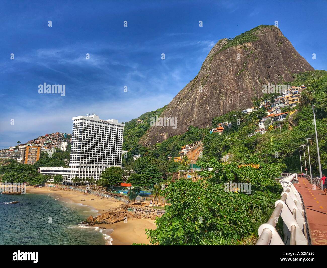 Einen einsamen Strand Resort in LeBlon, Rio de Janeiro, Brasilien. Stockfoto