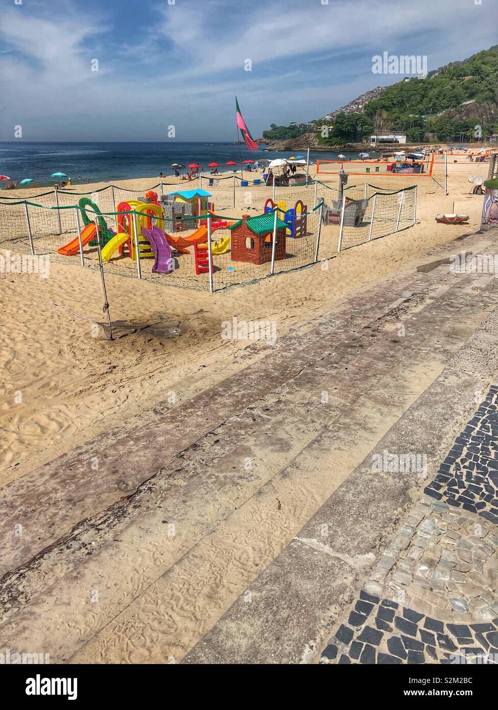 Ein Kinderspielplatz am Strand von LeBlon, Rio de Janeiro, Brasilien. - Smartphone-aufgenommenes Stockfoto