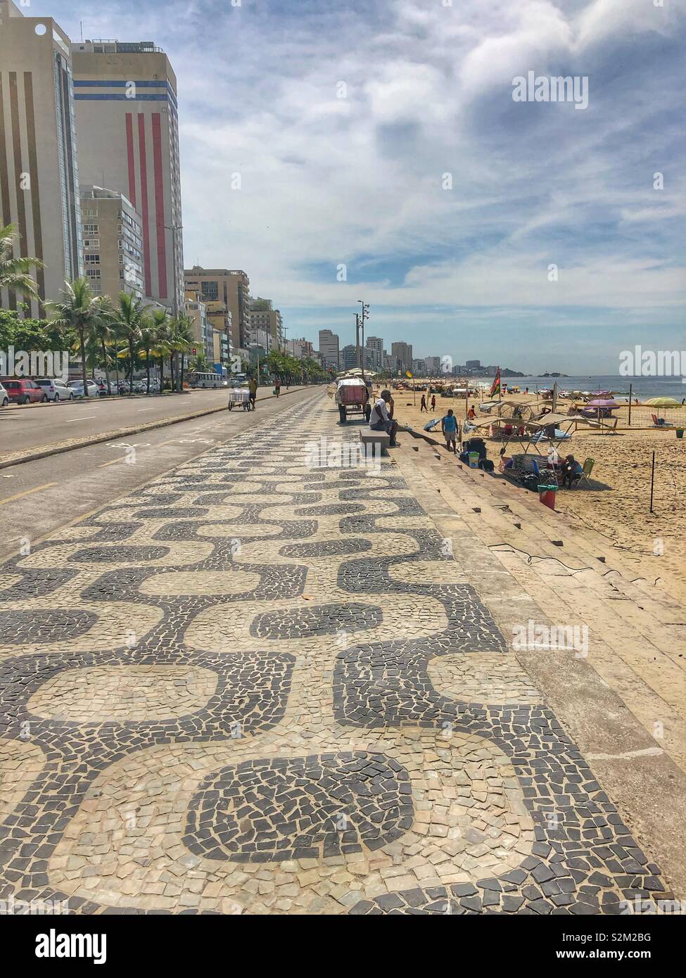 Die ikonischen Mosaik Strandpromenade in Leblon und Ipanema, Rio de Janeiro, Brasilien. - Smartphone-aufgenommenes Stockfoto