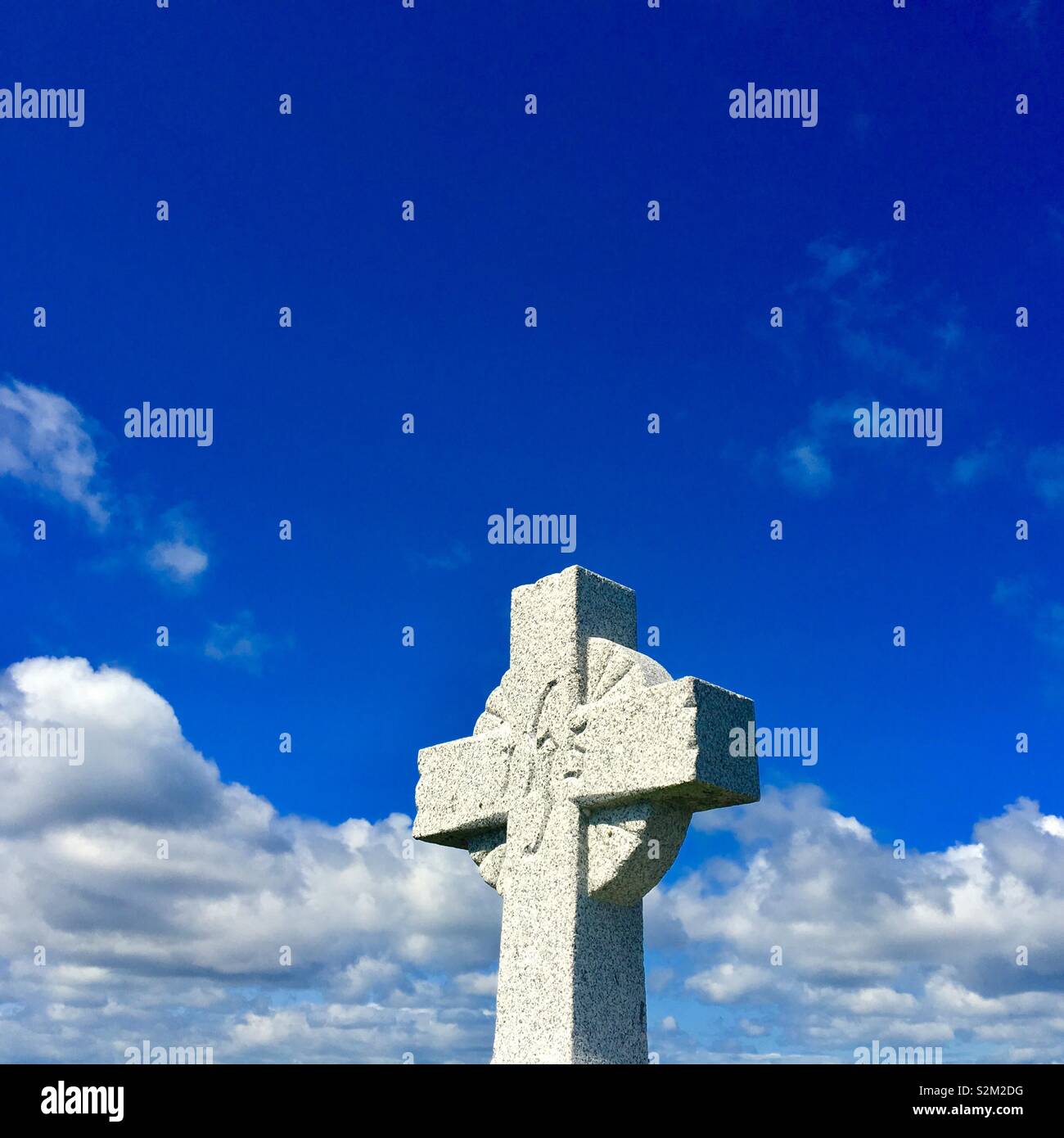 Kreuz Grabstein mit Himmel im Hintergrund Stockfoto