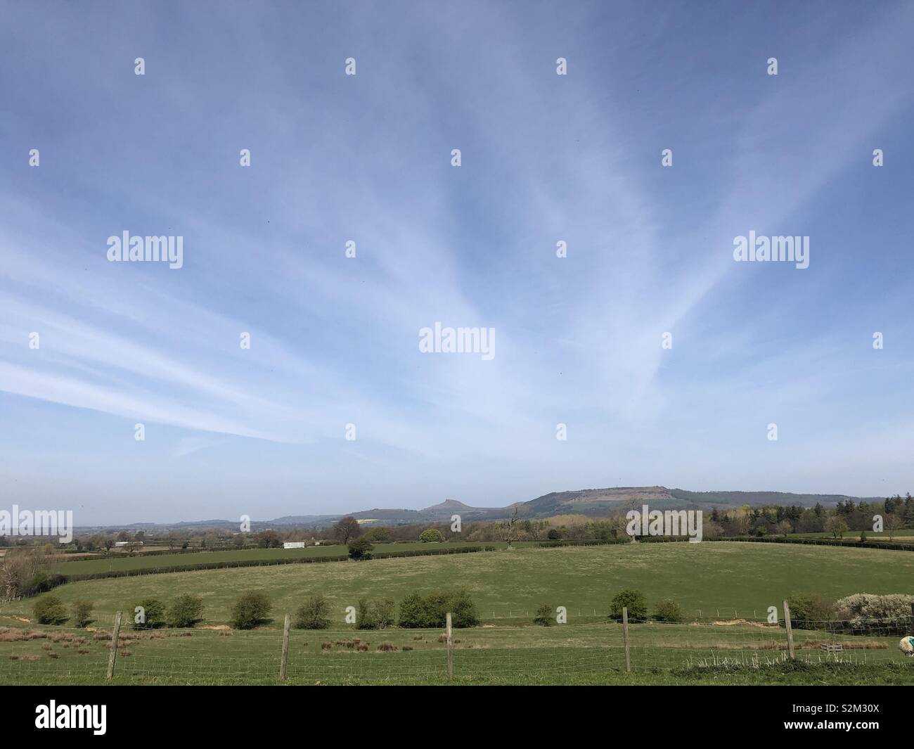 Roseberry Topping und umliegende Landschaft im Frühjahr. North Yorkshire, England, Großbritannien - Smartphone-aufgenommenes Stockfoto