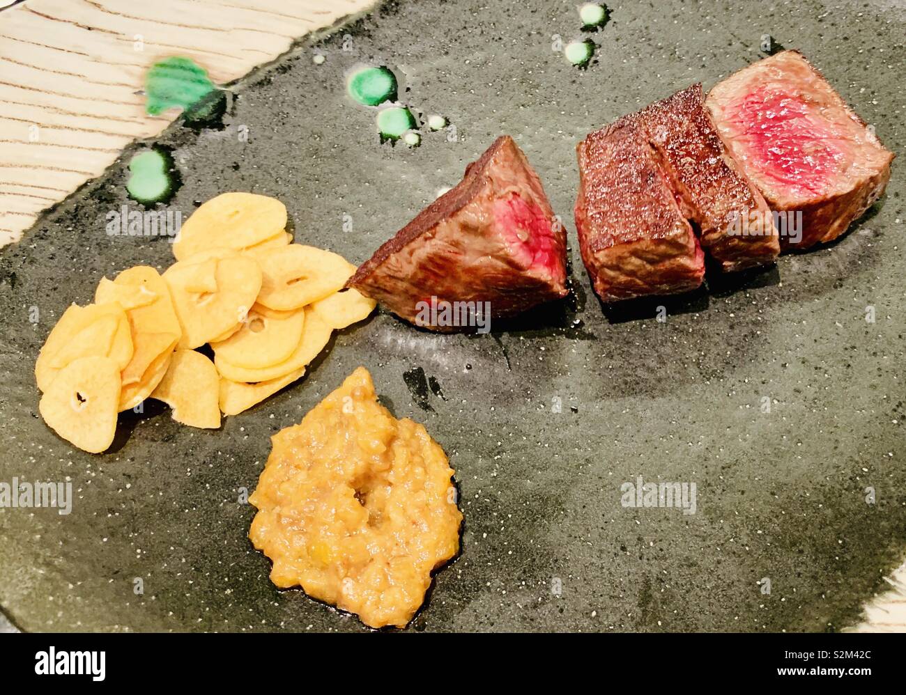 Kobe Beef serviert in einem traditionellen Restaurant in Kobe, Japan. - Smartphone-aufgenommenes Stockfoto