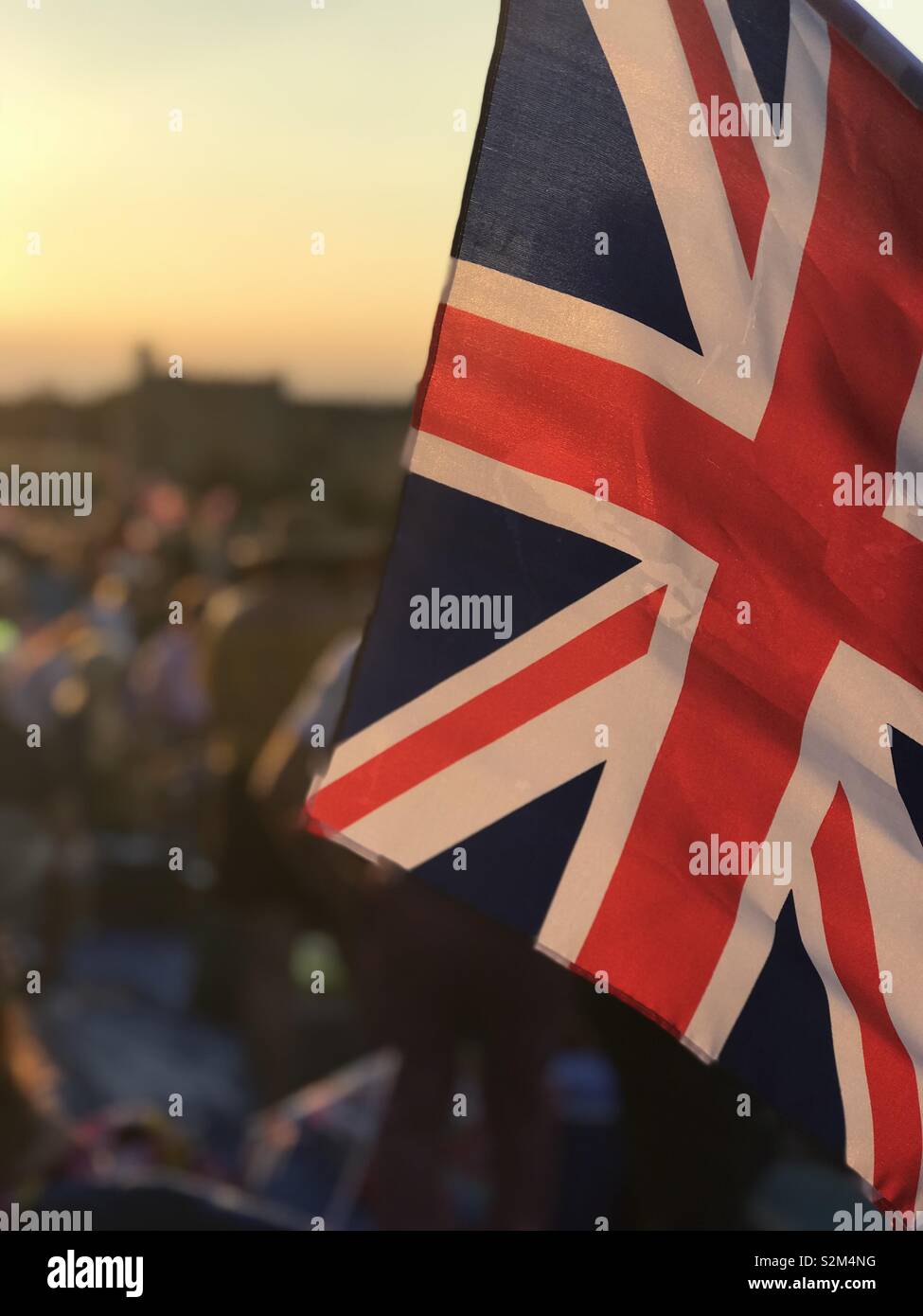 Großbritannien Flagge schwenkten in den Sonnenuntergang Stockfoto
