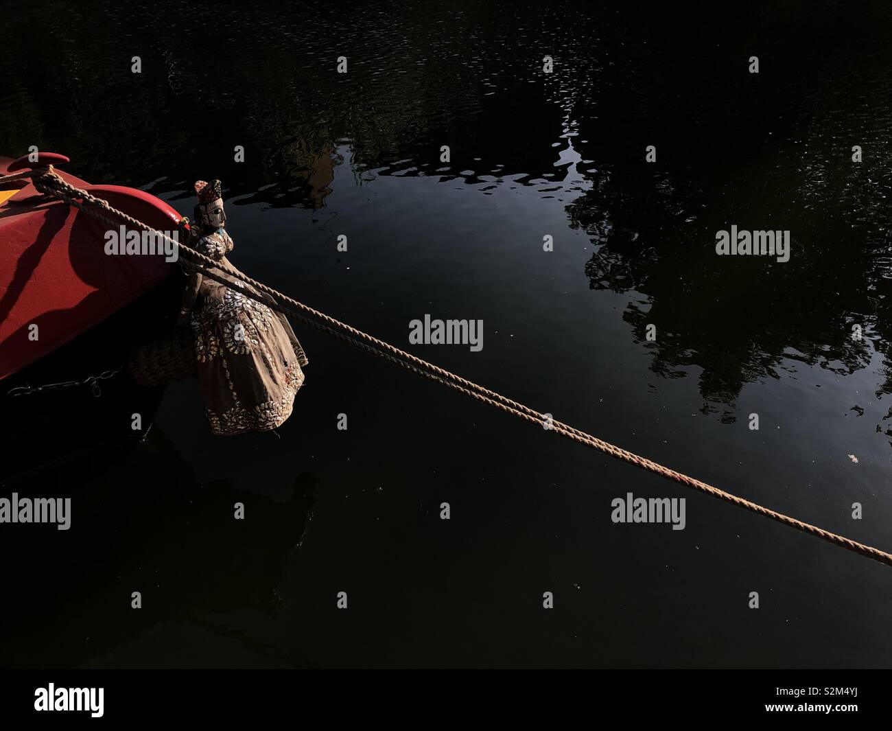 Figurine an einem schmalen Boot als Dekoration - Smartphone-aufgenommenes Stockfoto