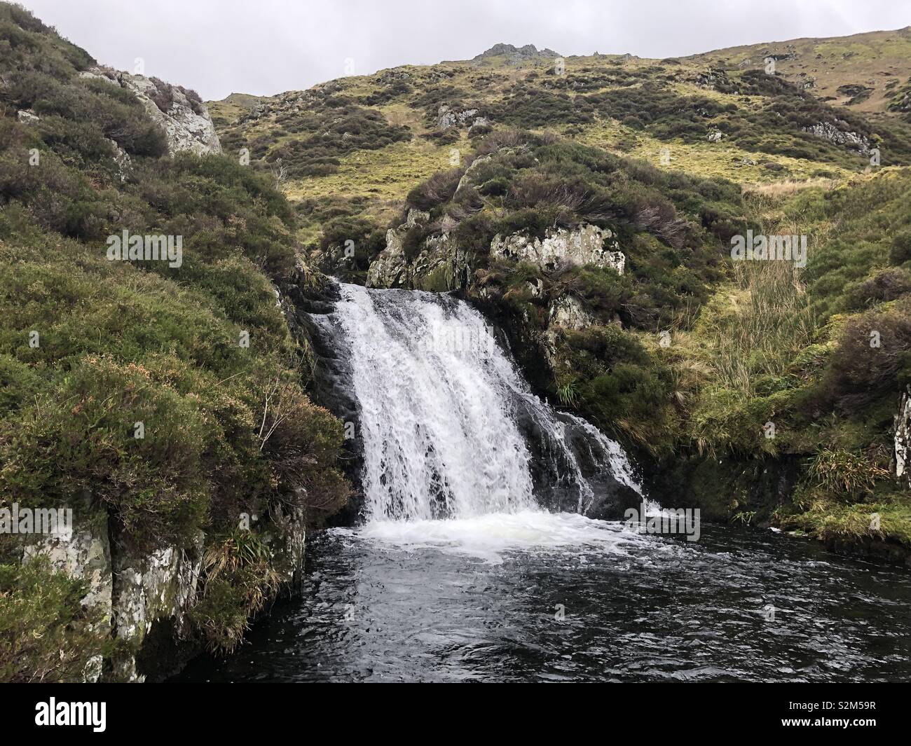 Wasserfall in den Bergen Stockfoto