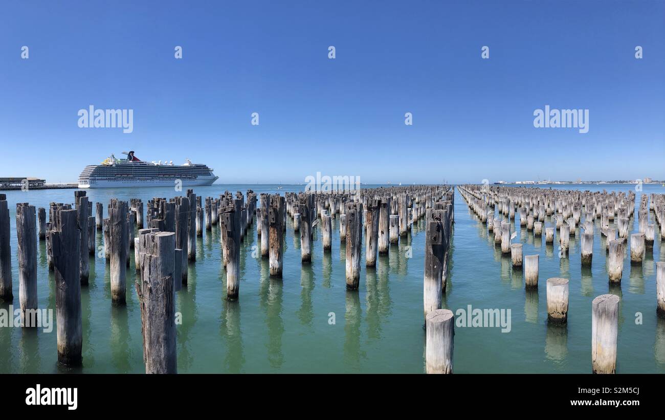 Ansicht der Fürsten Pier und Carnival Legend Kreuzfahrtschiff, Port Melbourne, Victoria, Australien Stockfoto