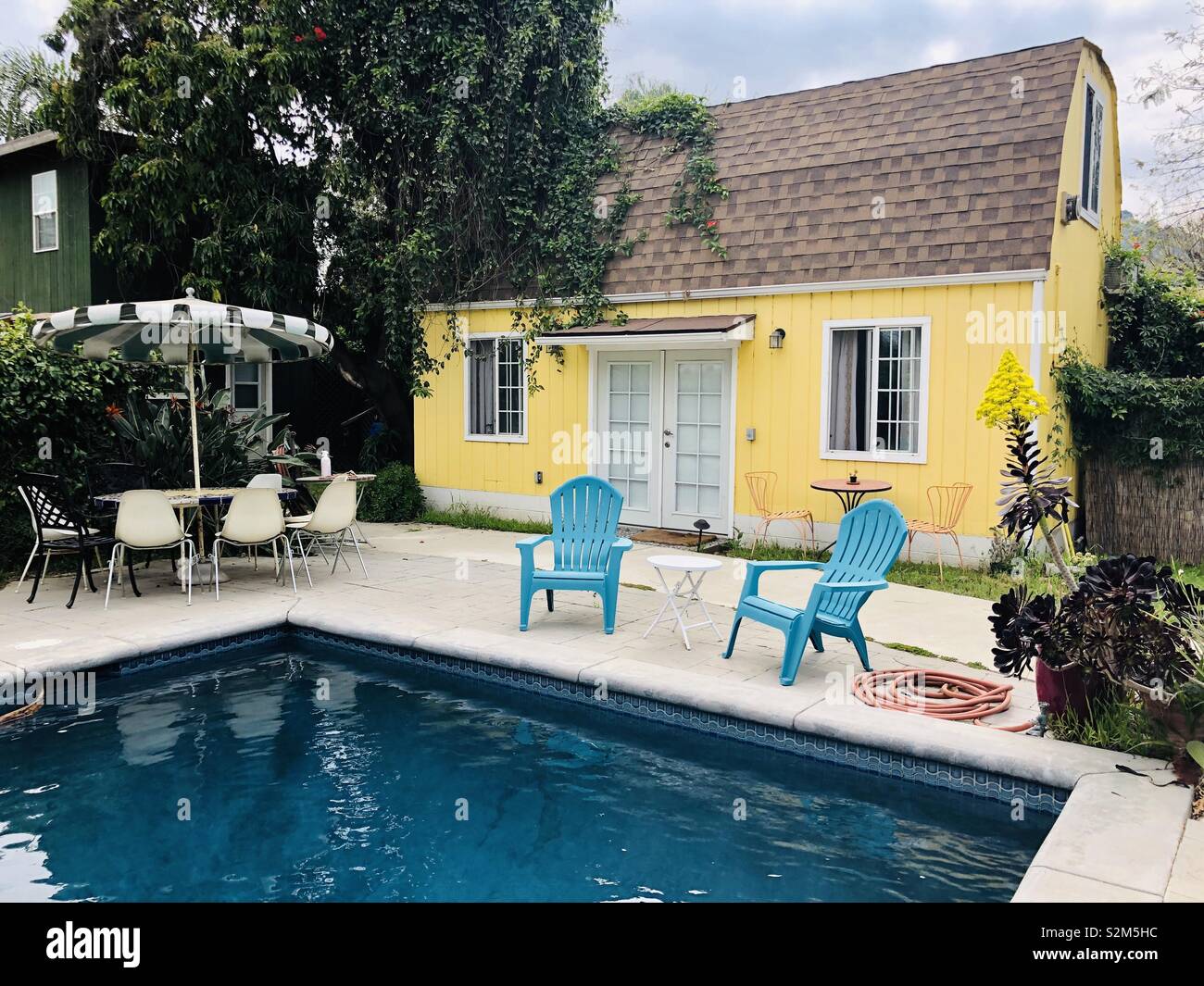 In Burbank, wie in viel von Südkalifornien mit den gestiegenen Kosten des Gehäuses kleinere Häuser sind populärer als je zuvor für die Bewohner, die in der Stadt leben wollen. - Smartphone-aufgenommenes Stockfoto