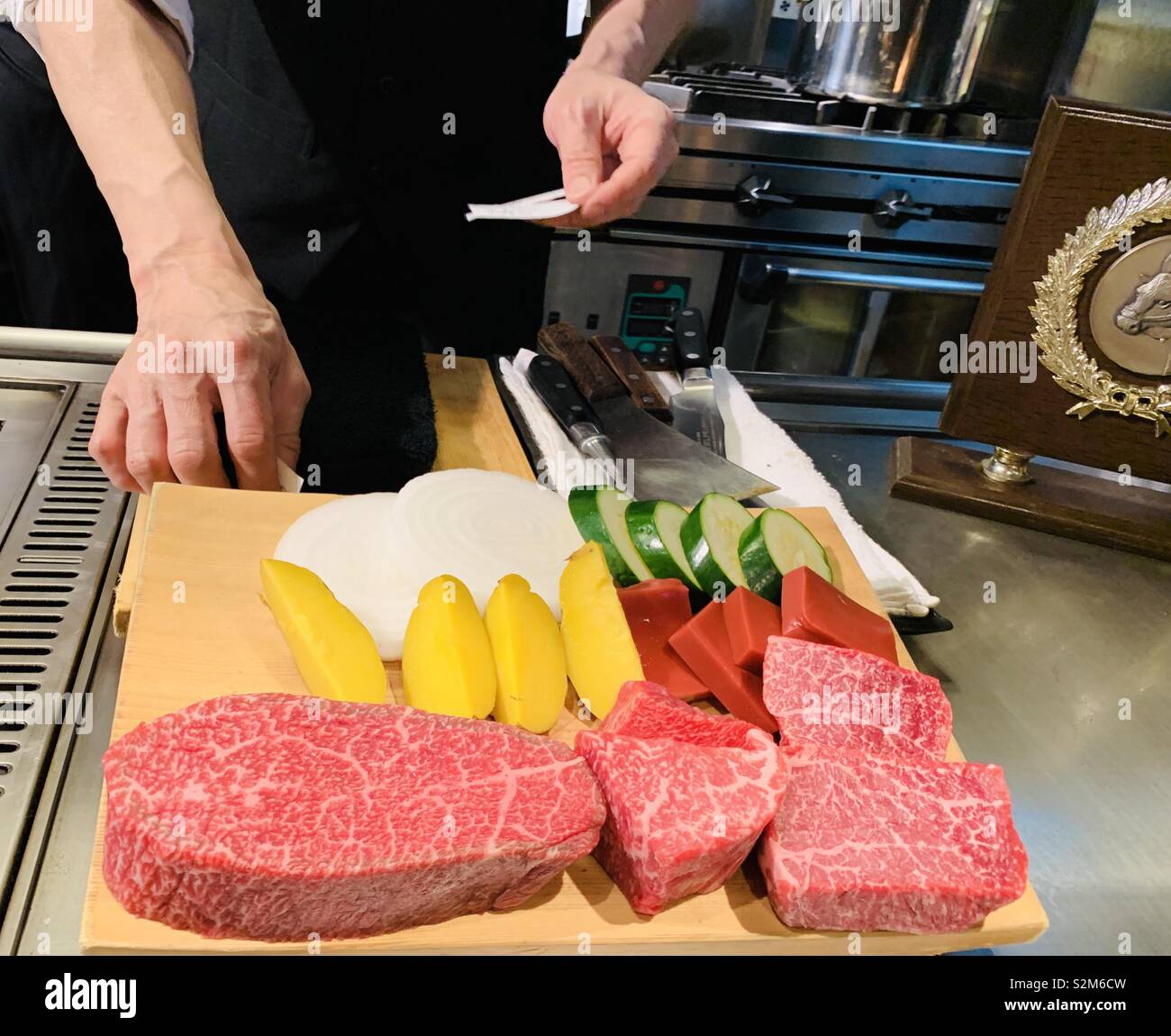 Kobe Beef Steaks an Kunden vor dem gegrillt wird. - Smartphone-aufgenommenes Stockfoto