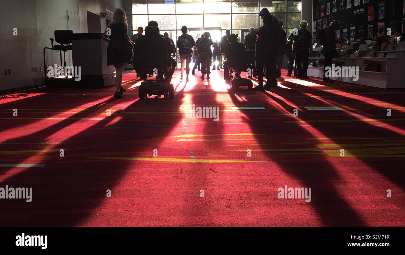 LAS VEGAS, Nevada, USA, April 2019: Lange Schatten über Teppich im Las Vegas Convention Center als Besucher verlassen, am Ende des Tages auf nationaler Verband der Rundfunkanstalten (NAB) zeigen - Smartphone-aufgenommenes Stockfoto