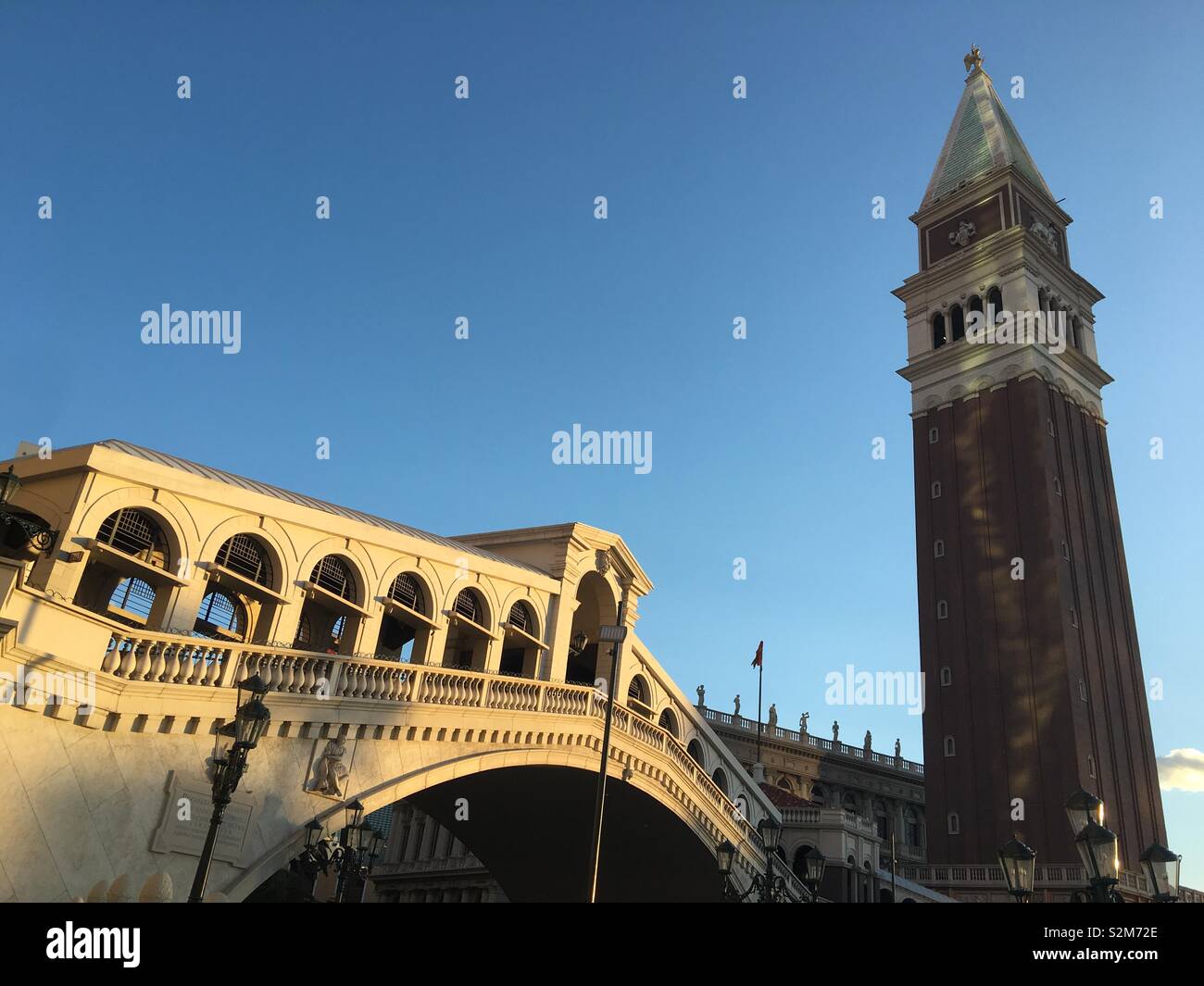LAS VEGAS, Nevada, USA, April 2019: Kopien der italienischen Architektur im Venetian Hotel und Casino mit Bridge und Tower am späten Nachmittag Sonnenlicht - Smartphone-aufgenommenes Stockfoto