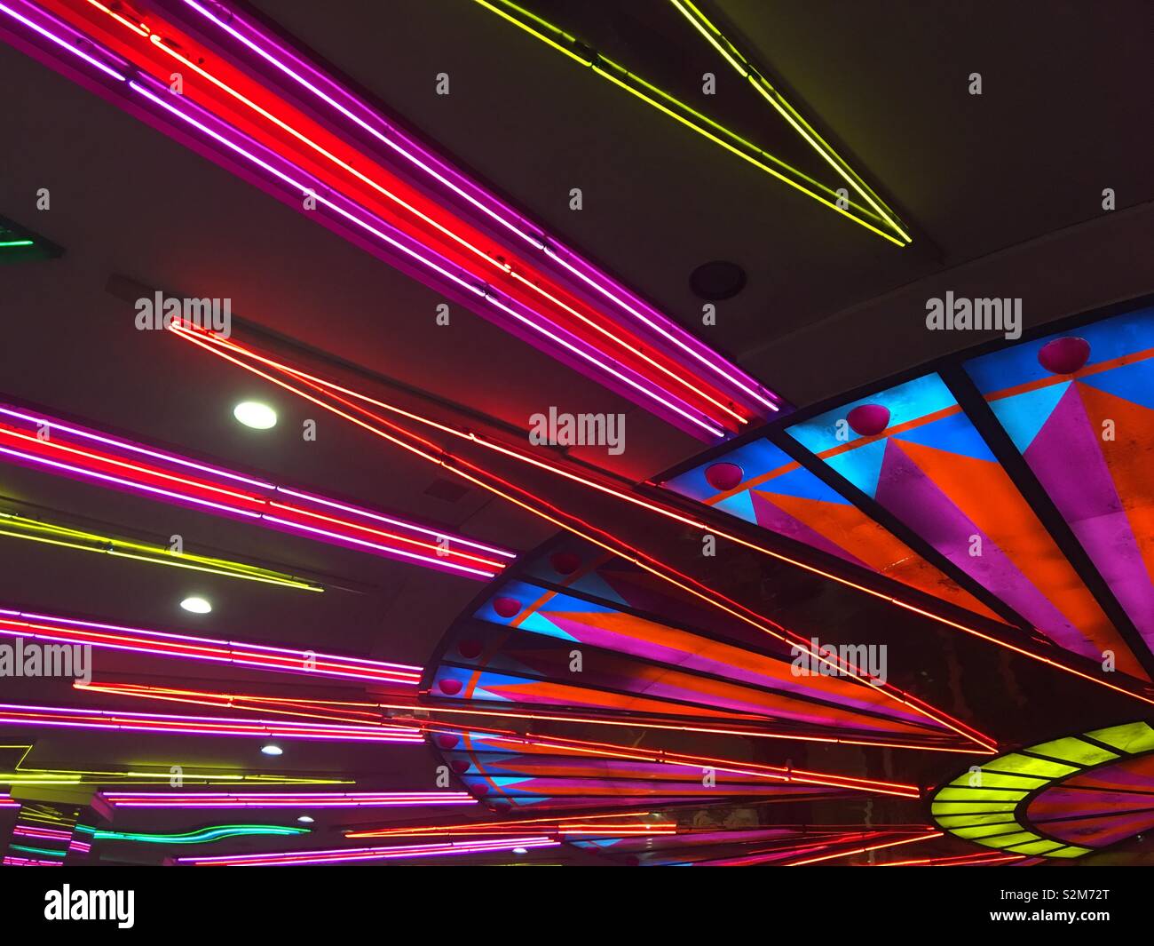 LAS VEGAS, Nevada, USA, April 2019: architektonisches Detail mit mehrfarbiger Beleuchtung am Eingang der New York New York Hotel und Casino Resort auf dem Strip - Smartphone-aufgenommenes Stockfoto