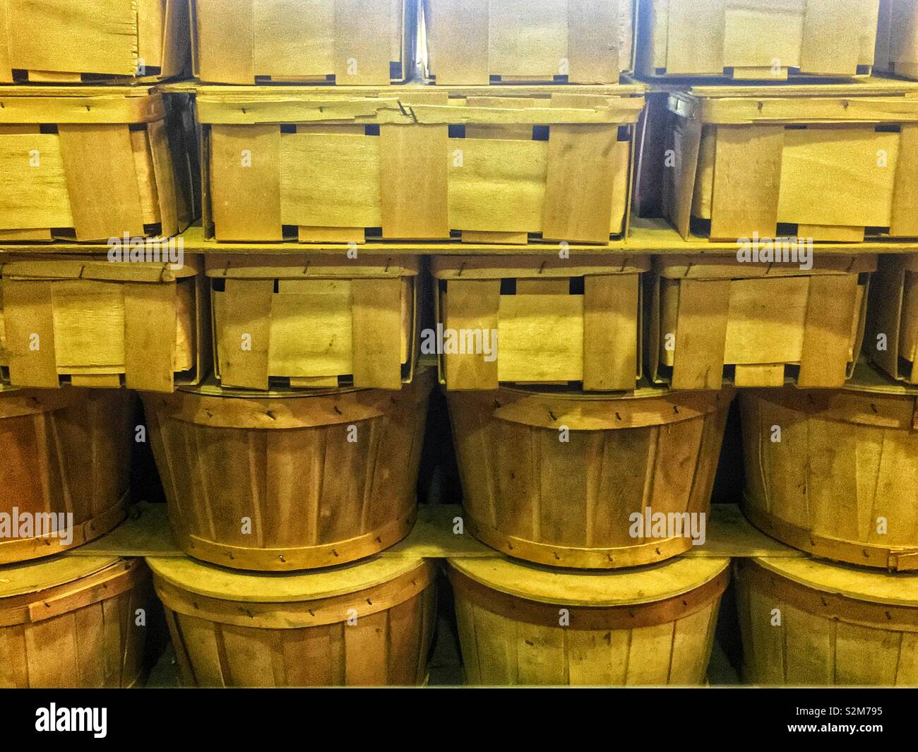 Holzpalettenstapel mit frischem Obst und Gemüse produzieren bereit Körbe gefüllt werden. Stockfoto