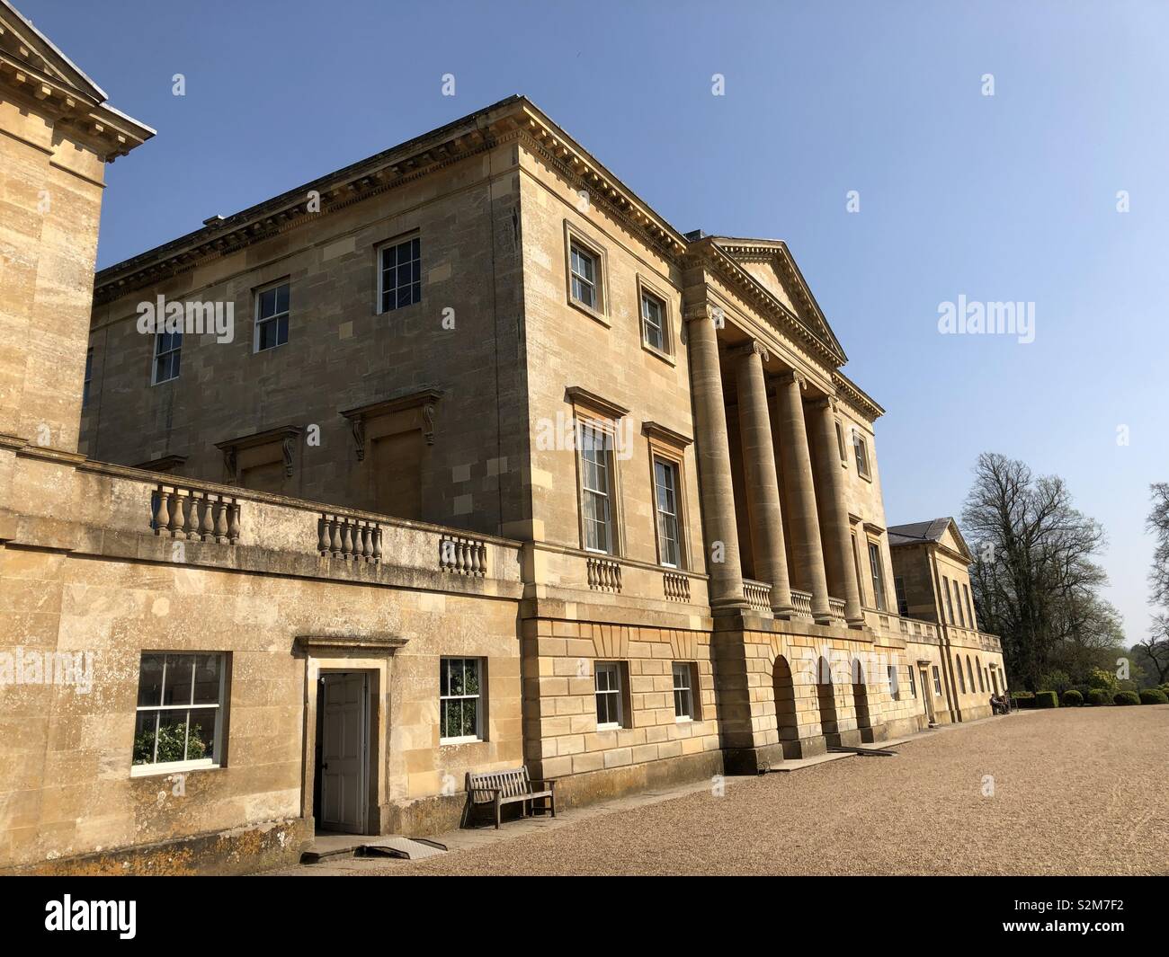 Basildon Park House Berkshire eine Palladianische Villa gegen einen strahlend blauen Himmel kontrastiert Stockfoto