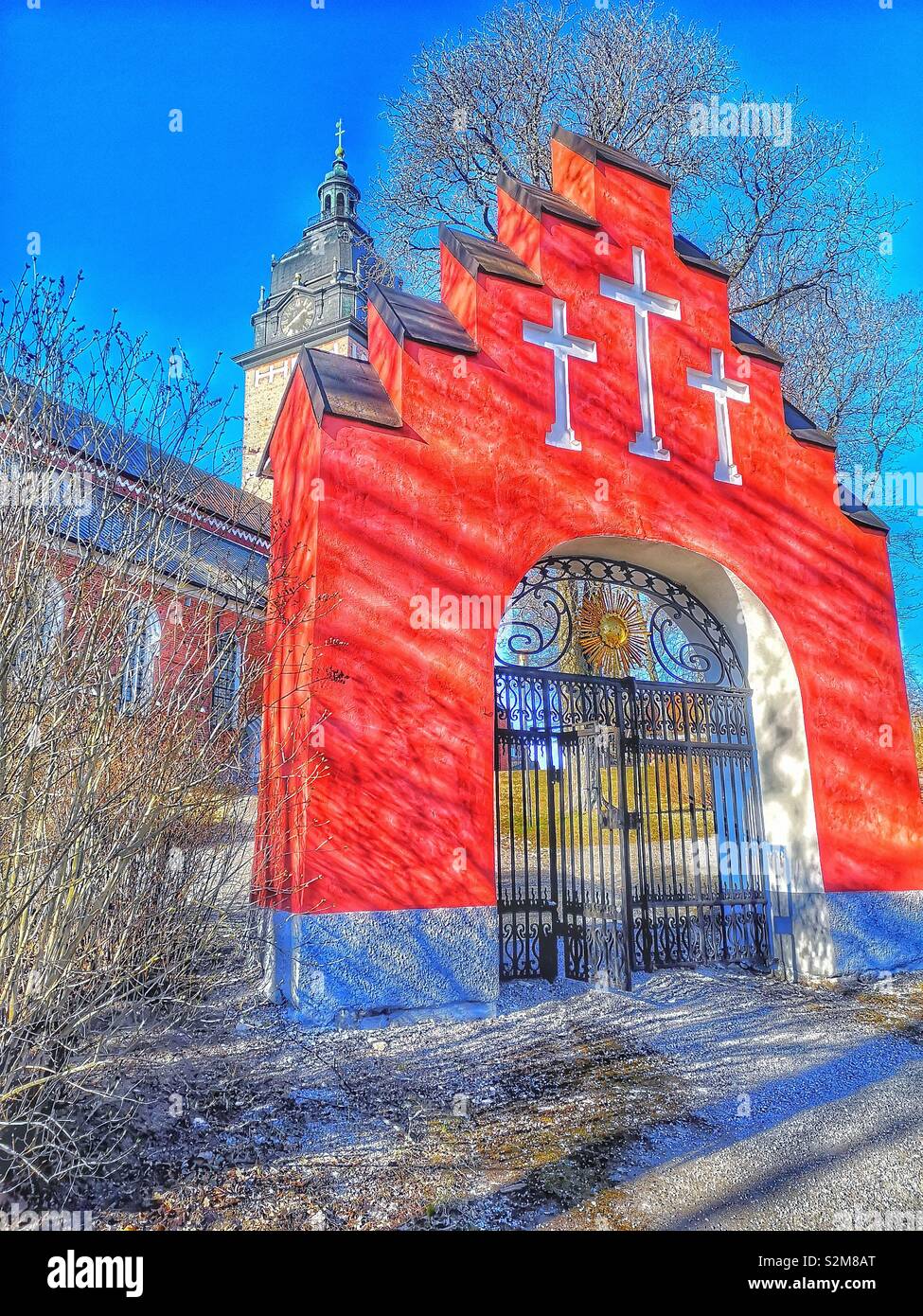 Drei Kreuze auf dem Gateway zu Strängnäs Kathedrale, Strangnas, Schweden, Skandinavien Stockfoto