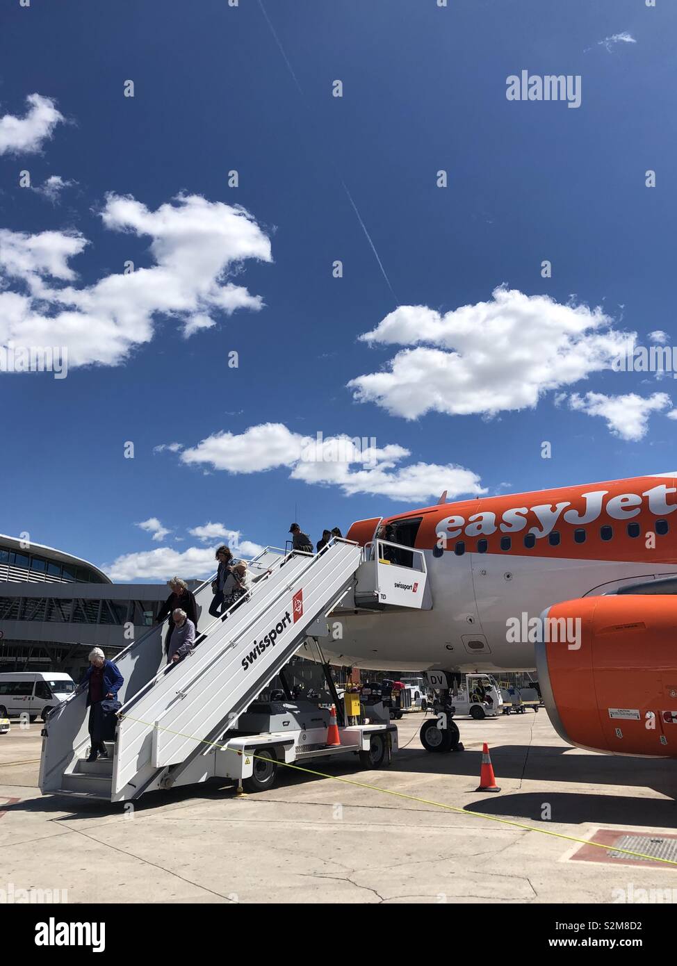 Easy Jet Flugzeug am Flughafen Valencia - Smartphone-aufgenommenes Stockfoto