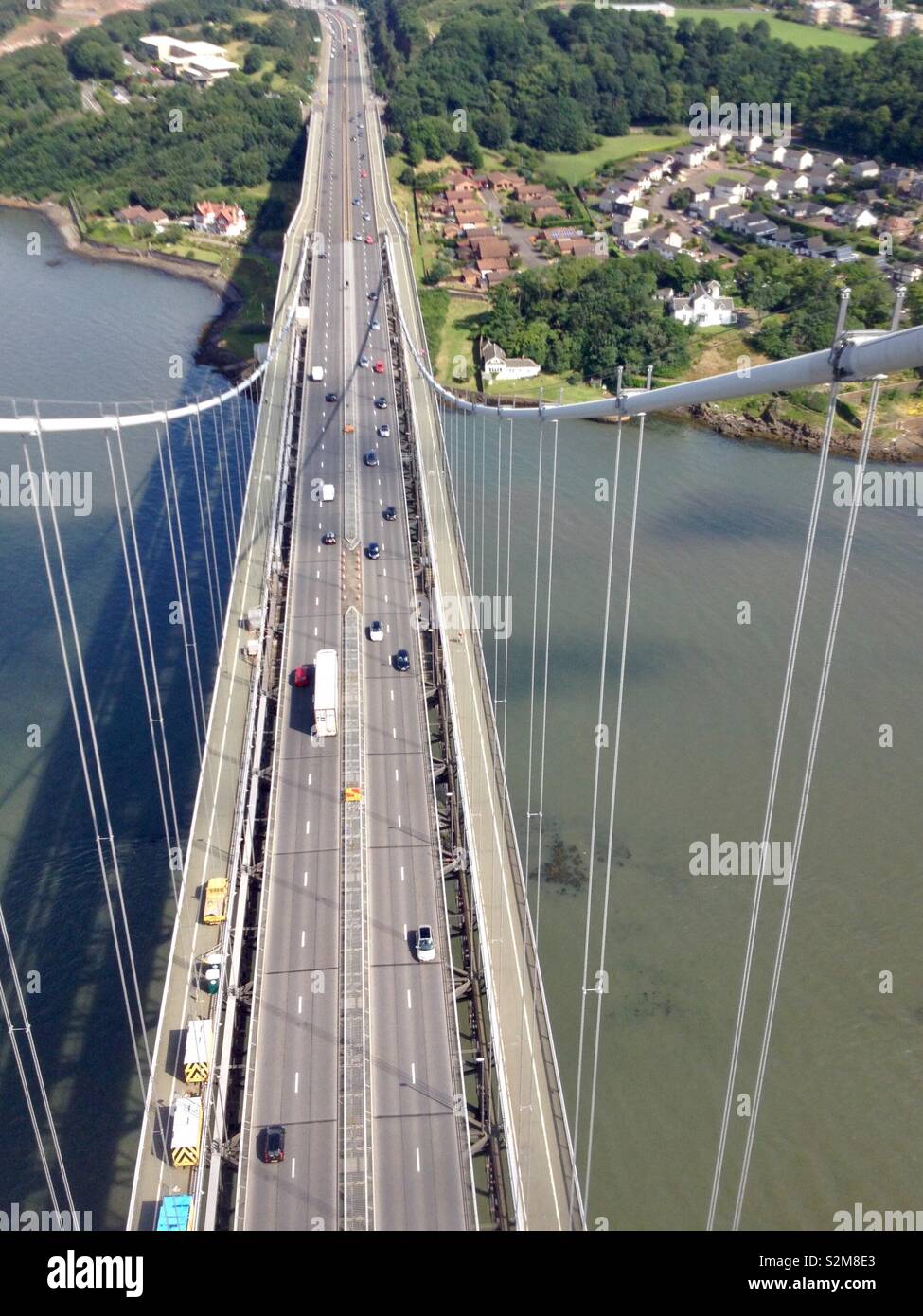 Blick nach unten von der Nordturm-Gantry über dem Straßendeck der Forth Road Bridge, bevor sie für den Verkehr gesperrt wurde, Firth of Firth, Schottland, Großbritannien - Smartphone-aufgenommenes Stockfoto Blick nach unten von der Nordturm-Gantry über dem Straßendeck der Forth Road Bridge, bevor sie für den Verkehr gesperrt wurde, Firth of Firth, Schottland, Großbritannien - Smartphone-aufgenommenes Stockfoto