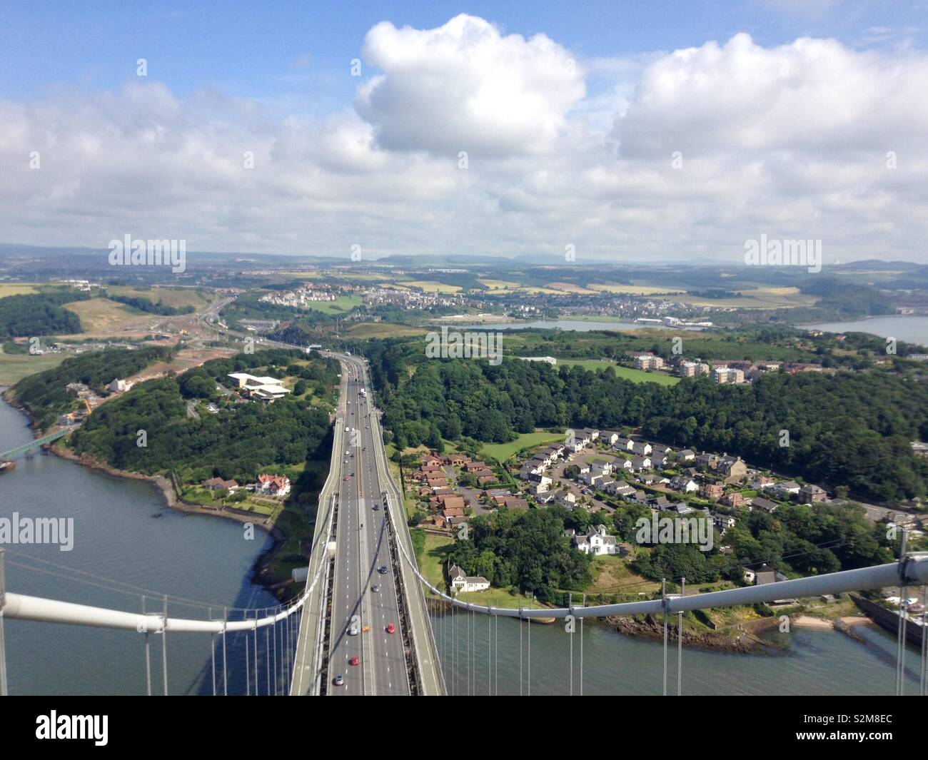 Blick nach unten von der Nordturm-Gantry über dem Straßendeck der Forth Road Bridge, bevor sie für den Verkehr gesperrt wurde, Firth of Firth, Schottland, Großbritannien - Smartphone-aufgenommenes Stockfoto Blick nach unten von der Nordturm-Gantry über dem Straßendeck der Forth Road Bridge, bevor sie für den Verkehr gesperrt wurde, Firth of Firth, Schottland, Großbritannien - Smartphone-aufgenommenes Stockfoto