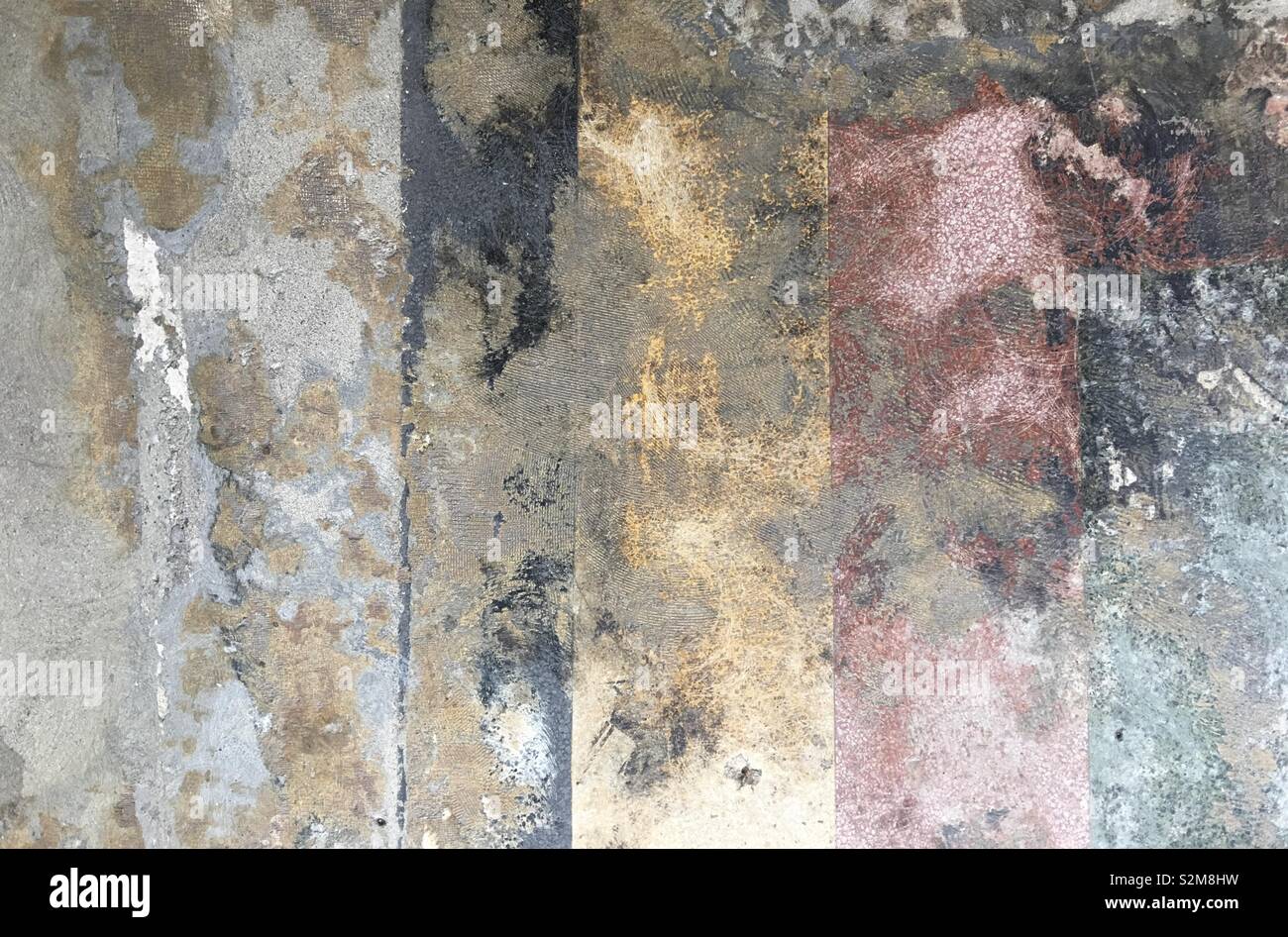 Detail der rauen Beton Textur mit teilweise noch von Rot, Gelb und Schwarz gefärbt, Bodenbeläge Erstellen einer grunge Muster - Smartphone-aufgenommenes Stockfoto
