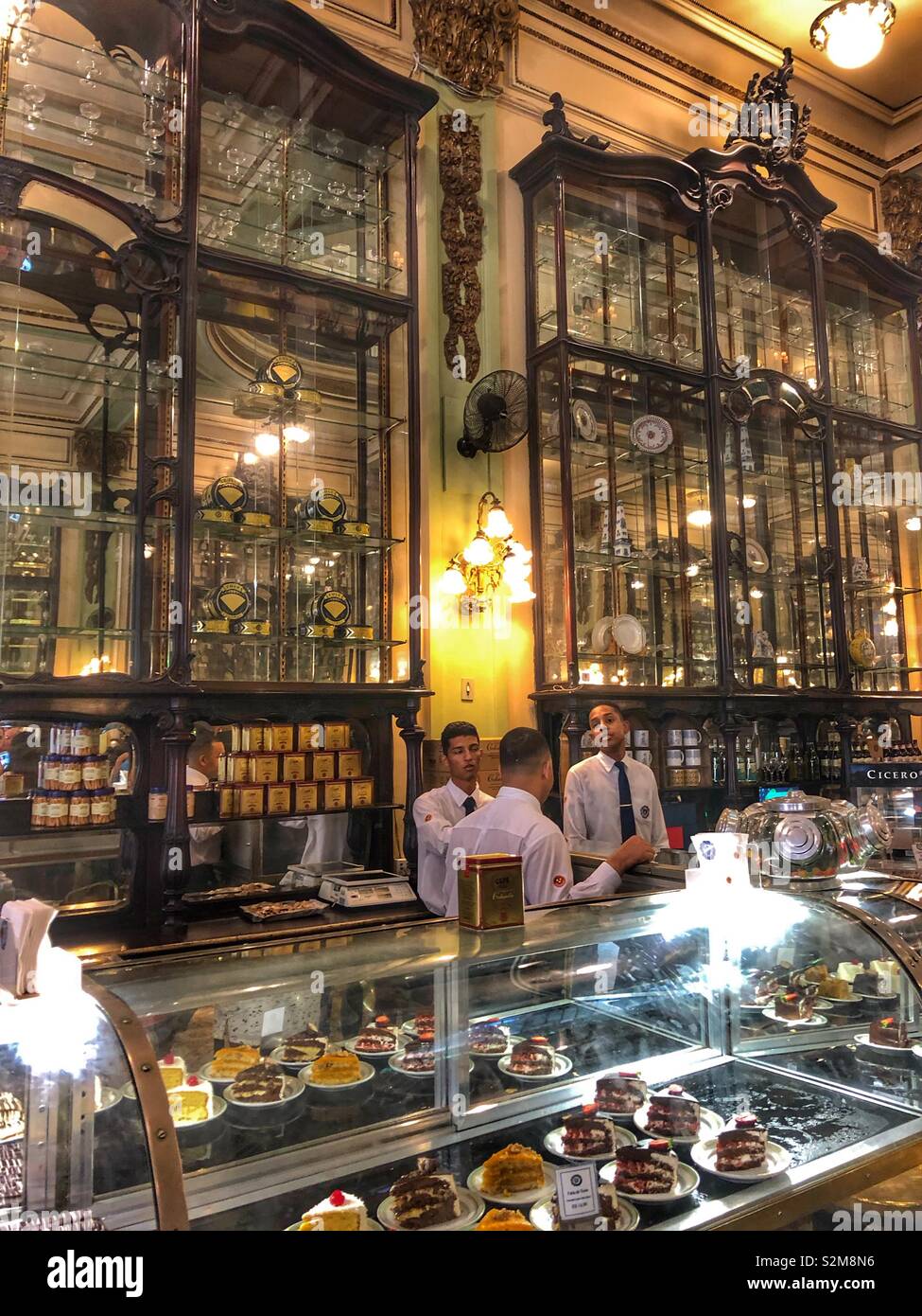 Das elegante Interieur des berühmten Café Colombo in der Innenstadt von Rio de Janeiro, Brasilien. - Smartphone-aufgenommenes Stockfoto