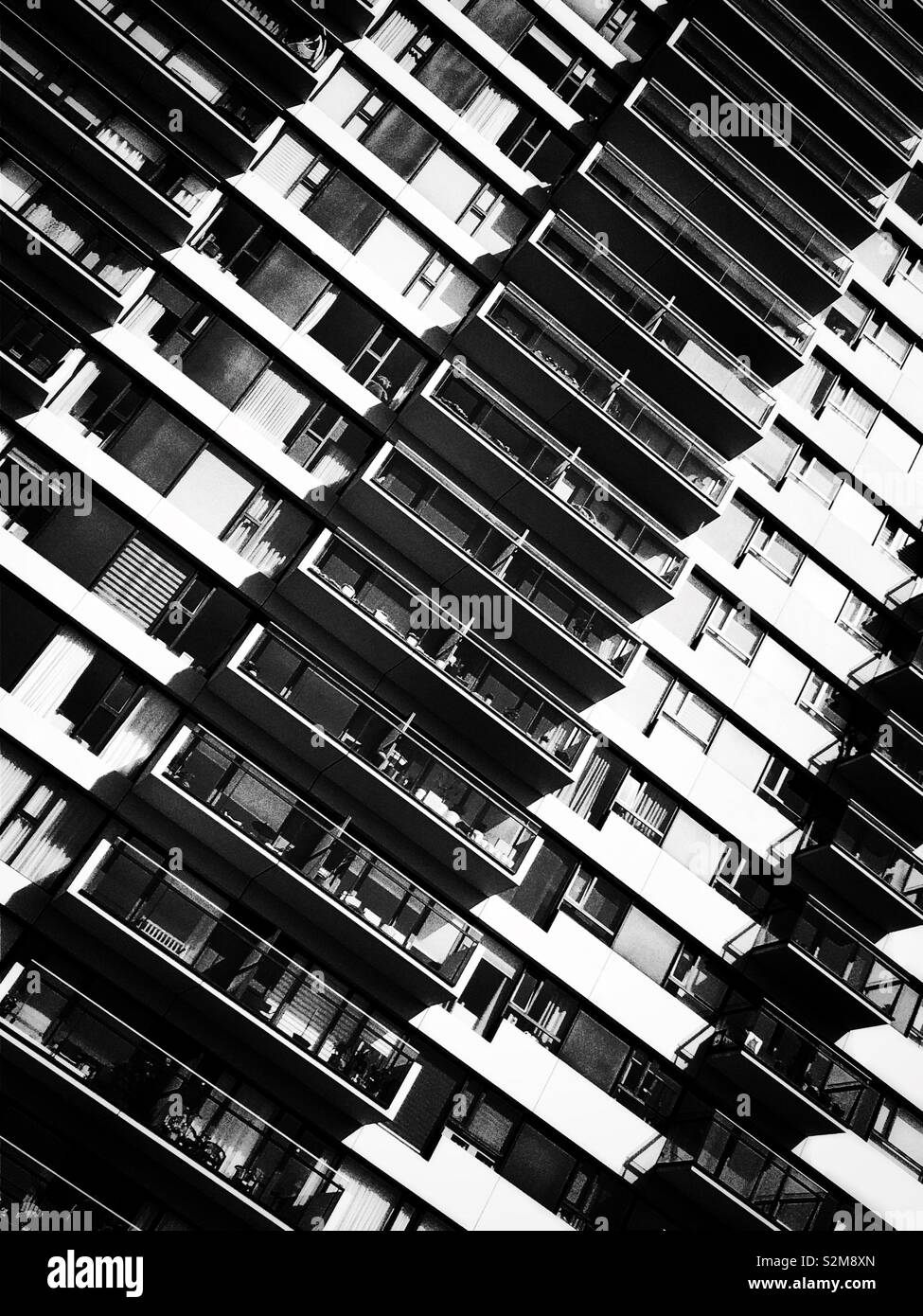 Apartment Gebäude mit Balkonen i - Smartphone-aufgenommenes Stockfoto