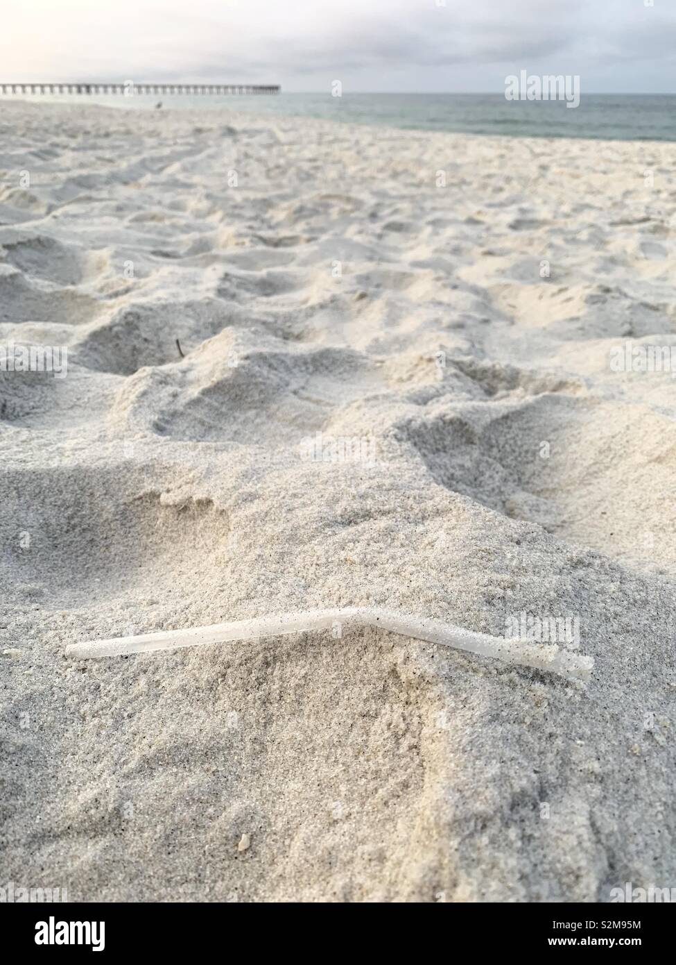 Kunststoff Stroh auf Strand verunreinigt Stockfoto