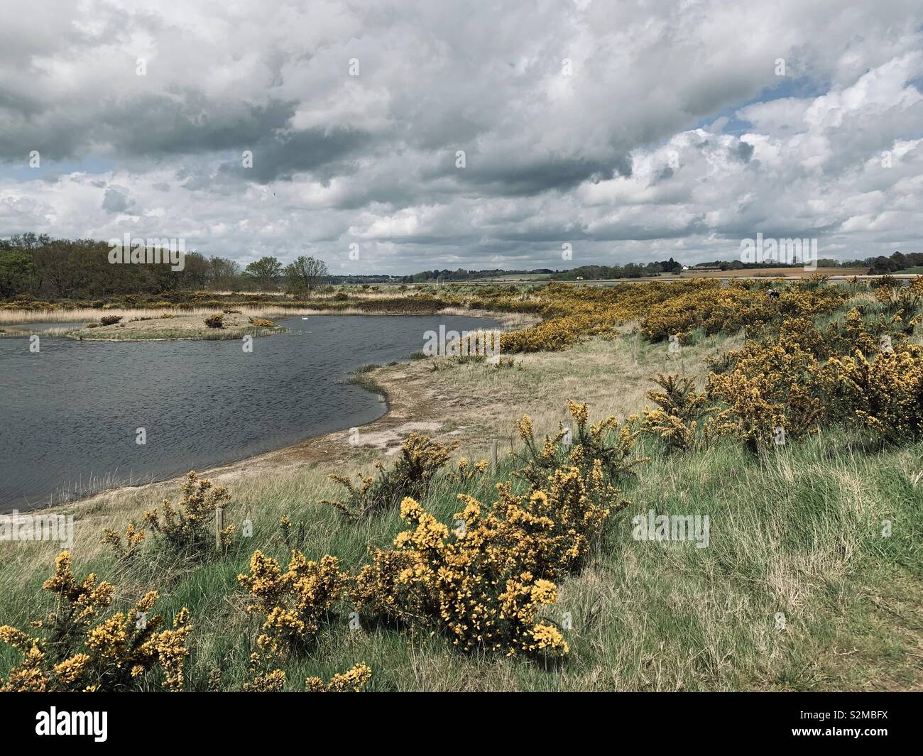 Waldringfield, Suffolk, Großbritannien - 26 April 2019: dramatische Wolkenhimmel auf einem Spaziergang am Flussufer. Stockfoto