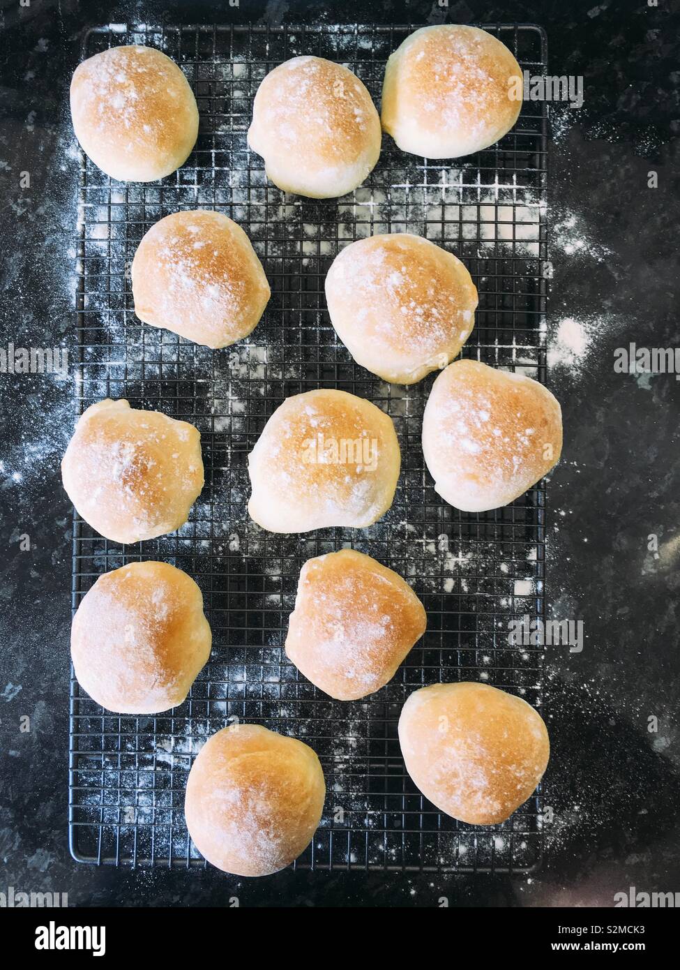Frisch gebackene weiße Brötchen - Smartphone-aufgenommenes Stockfoto